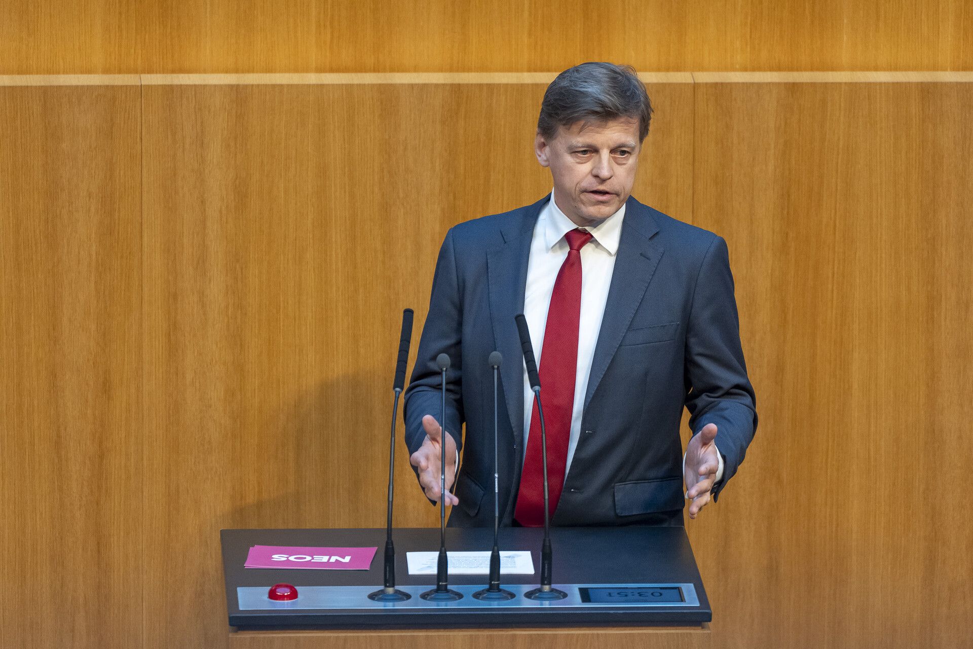 Die NEOS schließen Partei-Rebell Veit Dengler aus der Partei aus.