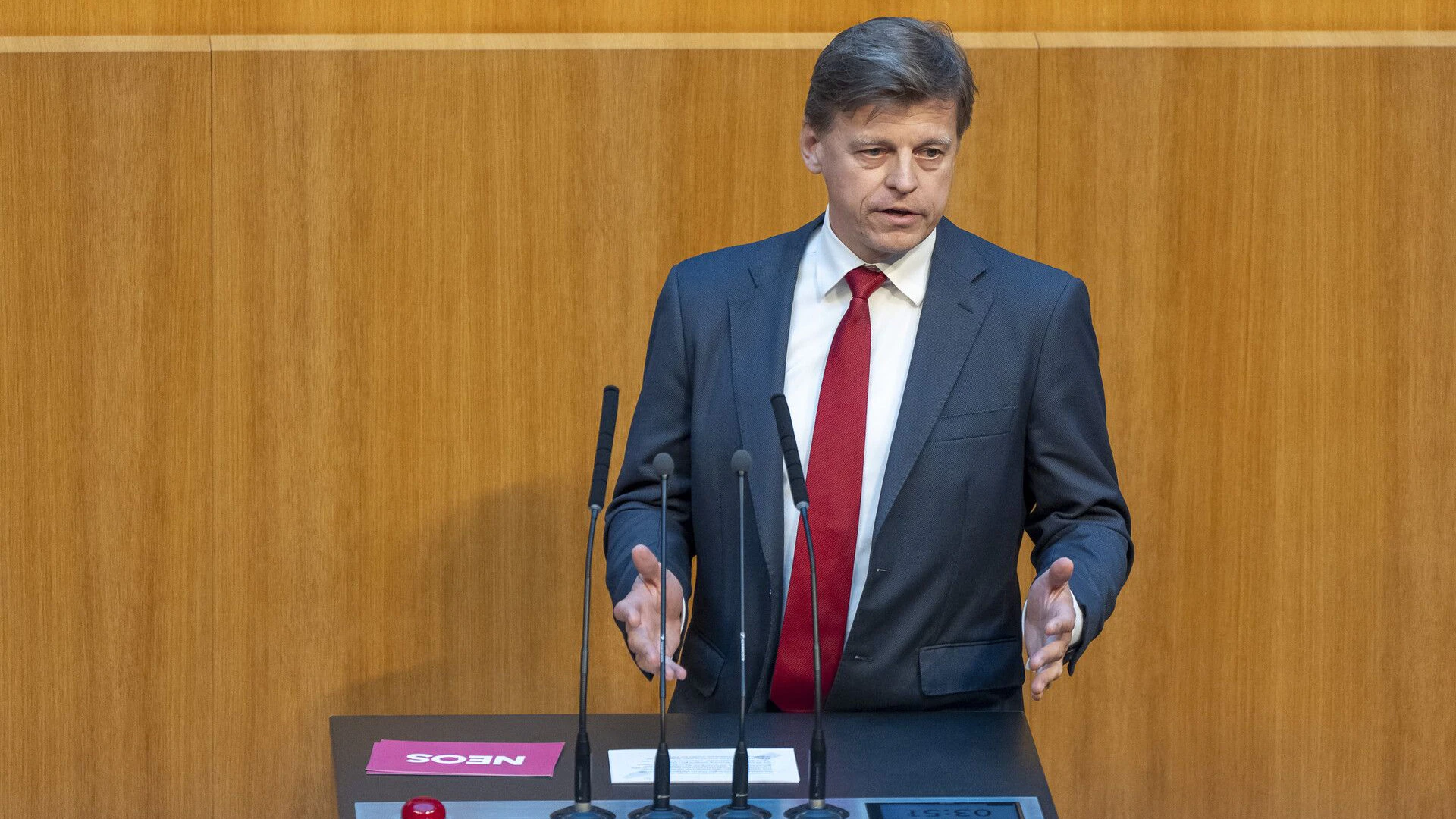 Die NEOS schließen Partei-Rebell Veit Dengler aus der Partei aus.