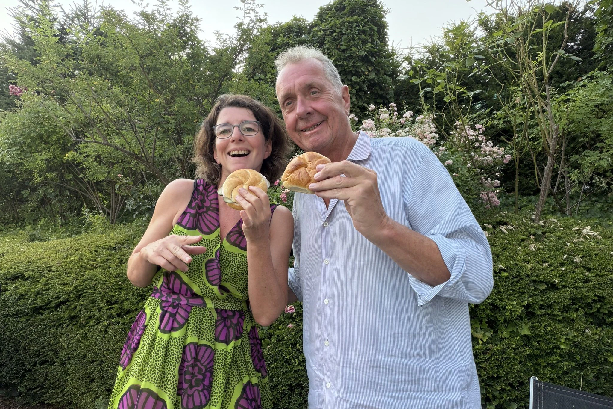 Das nackte Semmerl (rechts) mit Sorgenfalten: es ist billiger als das Wurstsemmerl links, aber …