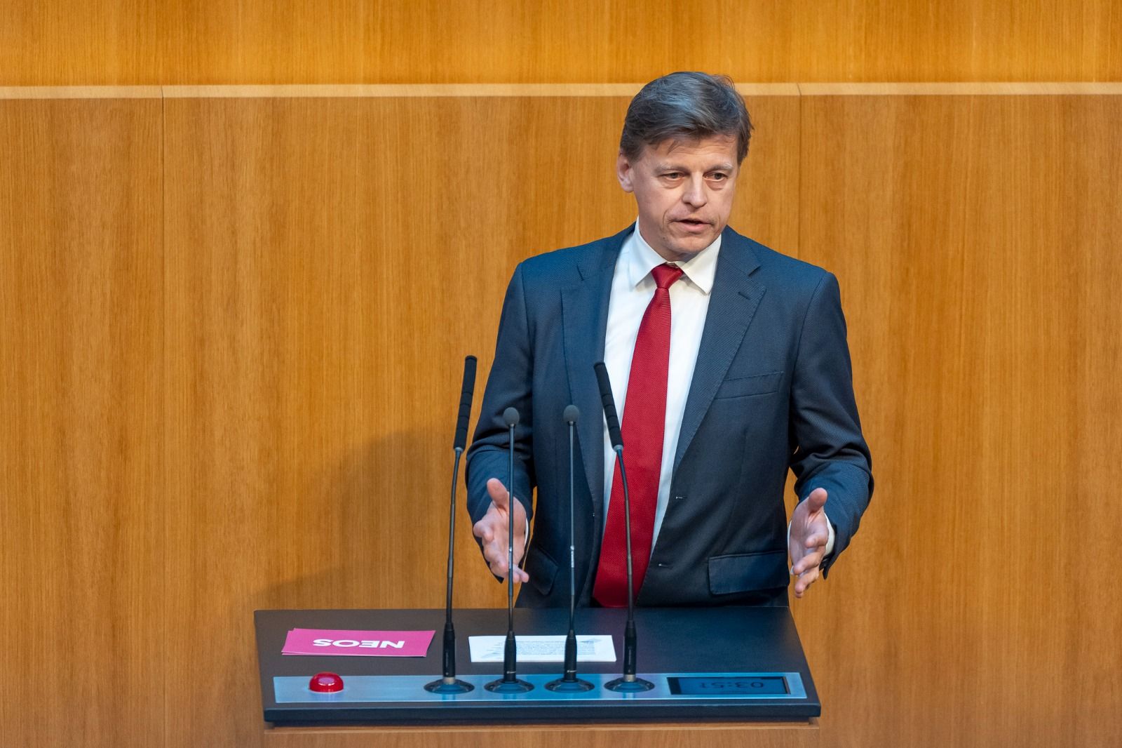 Neos-Abgeordneter Veit Dengler brachte eine Abstimmung zur Parteifinanzierung ein.