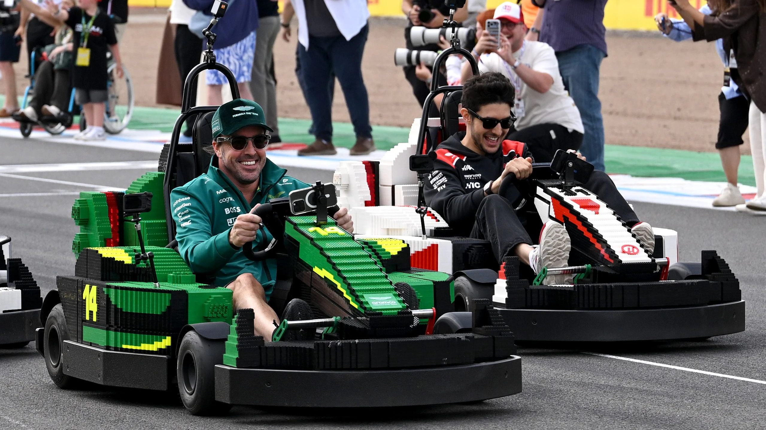 Die Modelle orientieren sich an den Lackierungen der Formel-1-Teams der Saison 2026.