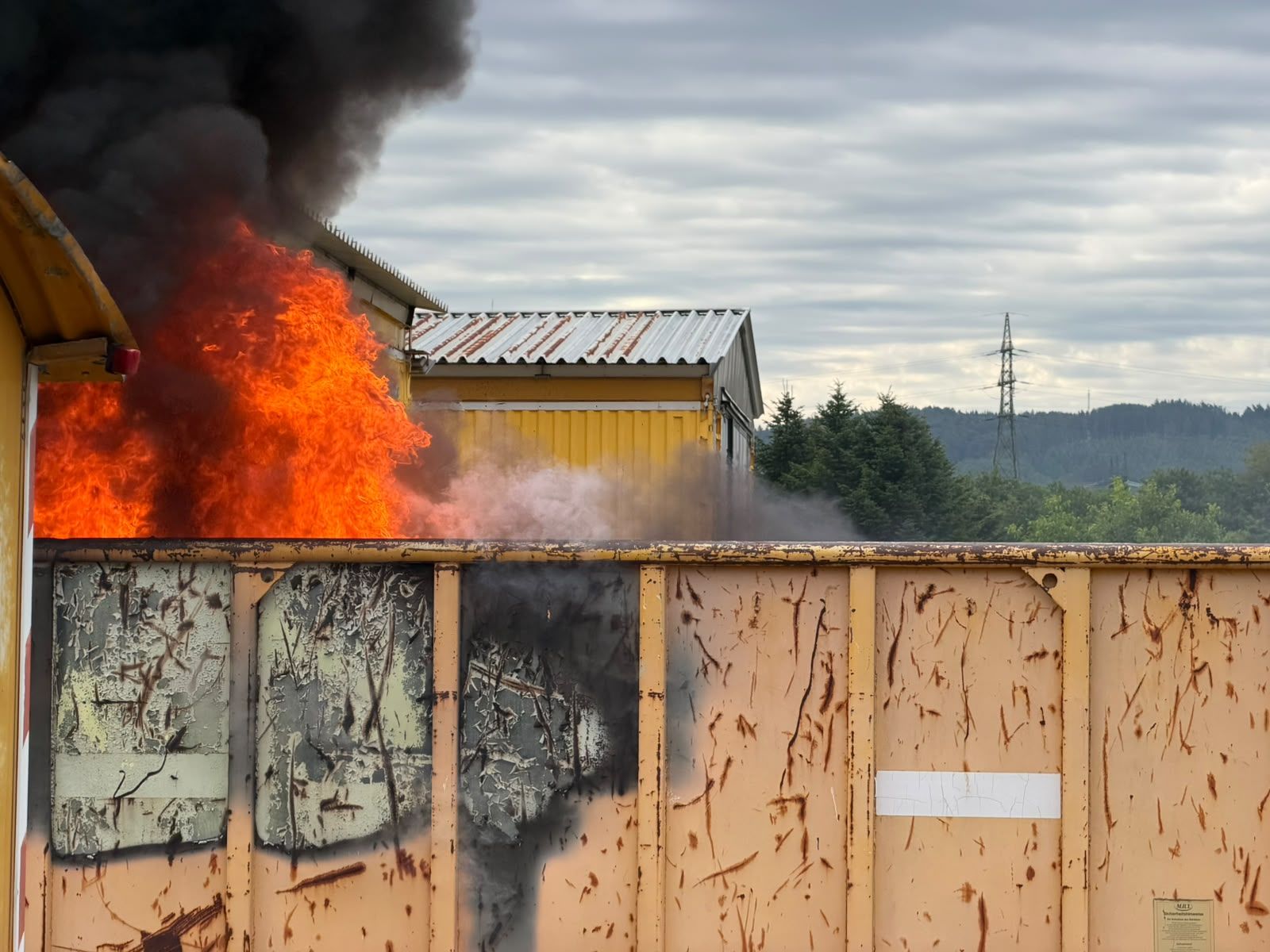 Während der Fahrt bemerkte der Lenker eines mit einem Container beladenen Lkw plötzlich eine Brandentwicklung.