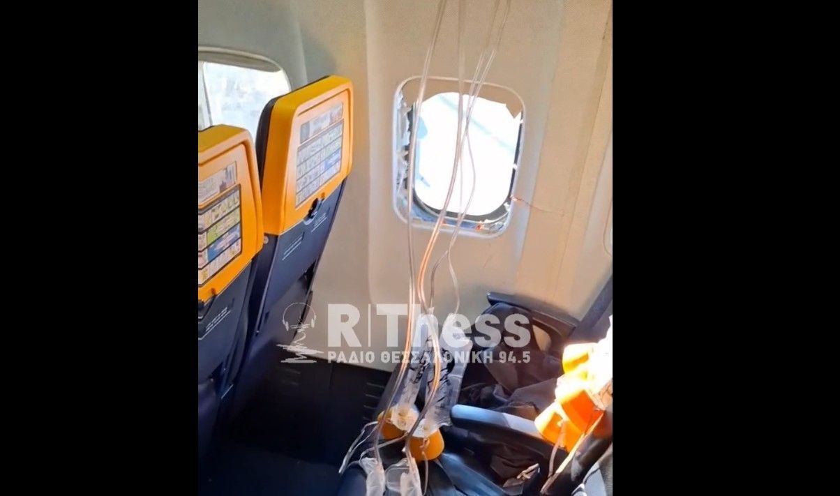 Schock für Passagiere eines Ryanair Flugs von Thessaloniki nach München (D). Plötzlich gab es einen Knall und ein Fenster barst. Mitreisende hielten den Passagier neben dem zerbrochenen Fenster fest.