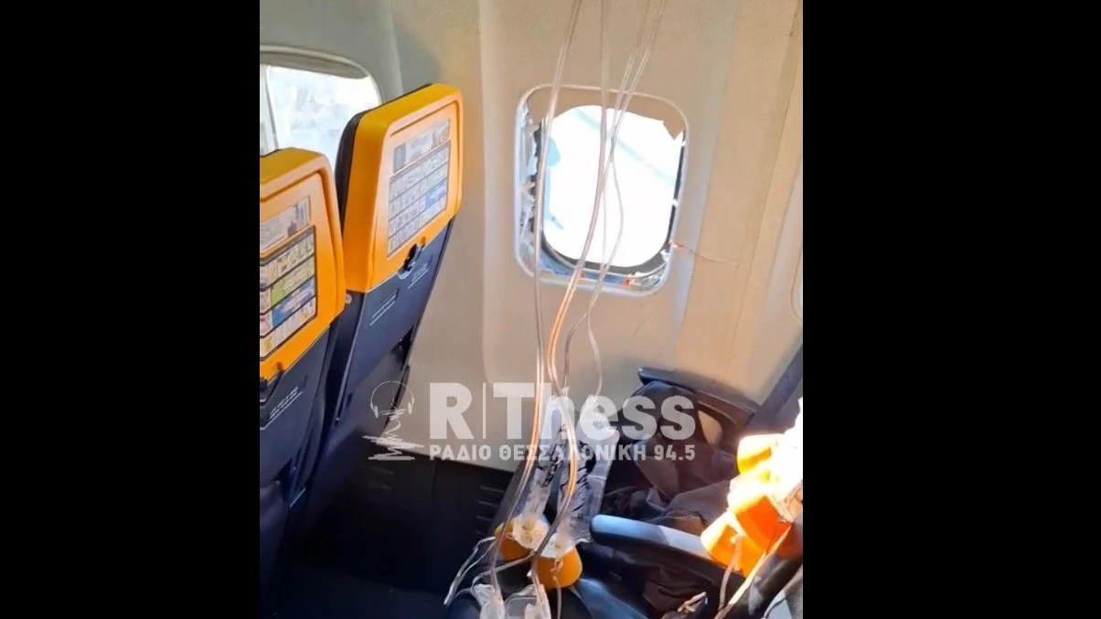 Heute.at - Ryanair-Scheibe platzt: Passagier hängt im Freien