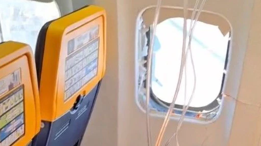 Schock für Passagiere eines Ryanair Flugs von Thessaloniki nach München (D). Plötzlich gab es einen Knall und ein Fenster barst. Mitreisende hielten den Passagier neben dem zerbrochenen Fenster fest. Er wurde nach der sofortigen Notlandung am Abflugsort in ein Krankenhaus gebracht.