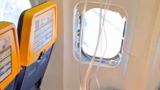 Schock für Passagiere eines Ryanair Flugs von Thessaloniki nach München (D). Plötzlich gab es einen Knall und ein Fenster barst. Mitreisende hielten den Passagier neben dem zerbrochenen Fenster fest. Er wurde nach der sofortigen Notlandung am Abflugsort in ein Krankenhaus gebracht.