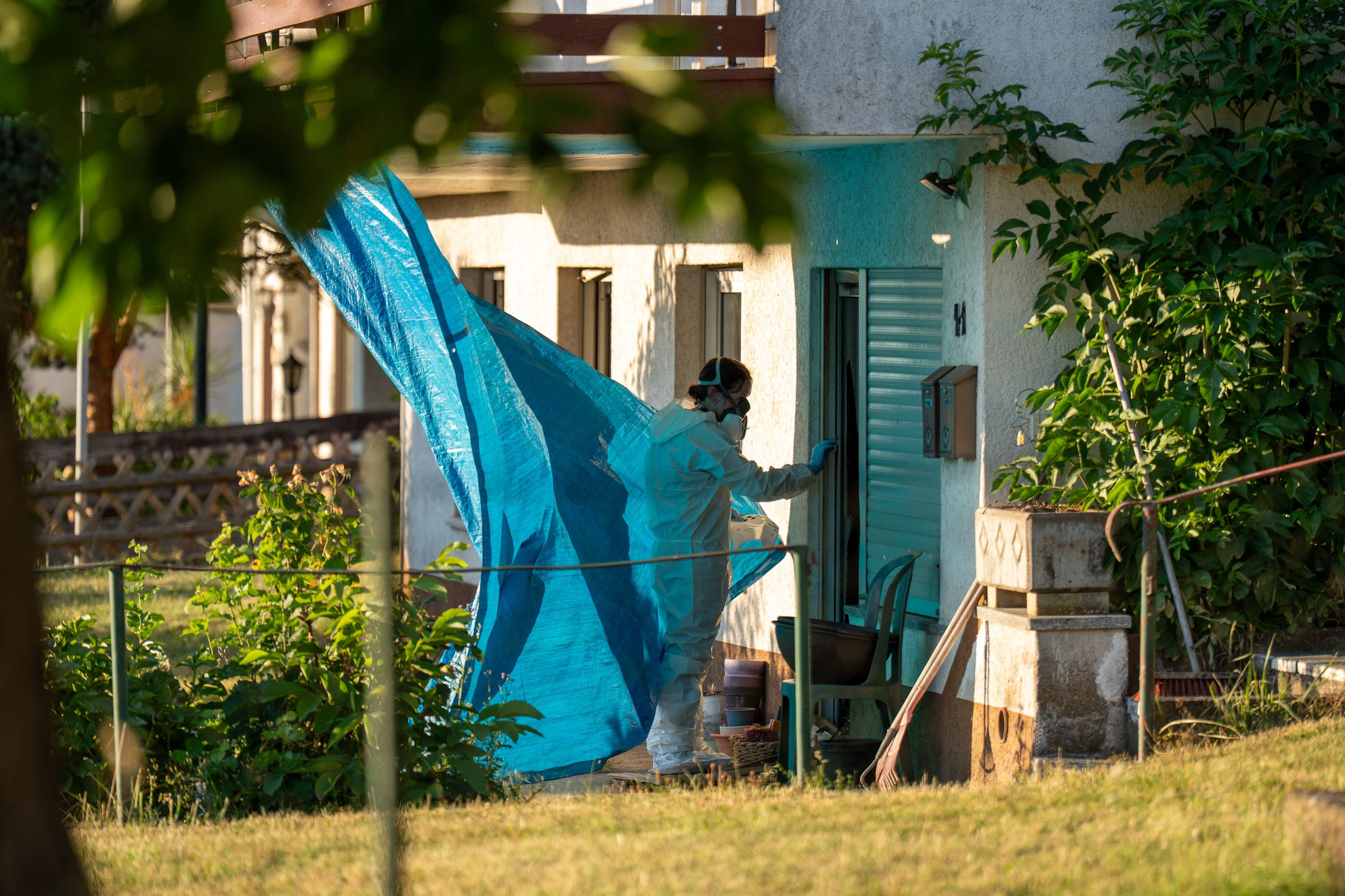 Am09. Juli 2026 wurde in einer Kellerwohnung in Kirberg (D) ein Brand gemeldet. Dabei wurden eine 76-jährige Frau tot und eine zweite Frau (103) mit schwersten, aber nicht lebensbedrohlichen Verletzungen aufgefunden. Ein mutmaßlicher Täter, der Sohn der Toten, konnte nach kurzer Flucht festgenommen werden.
