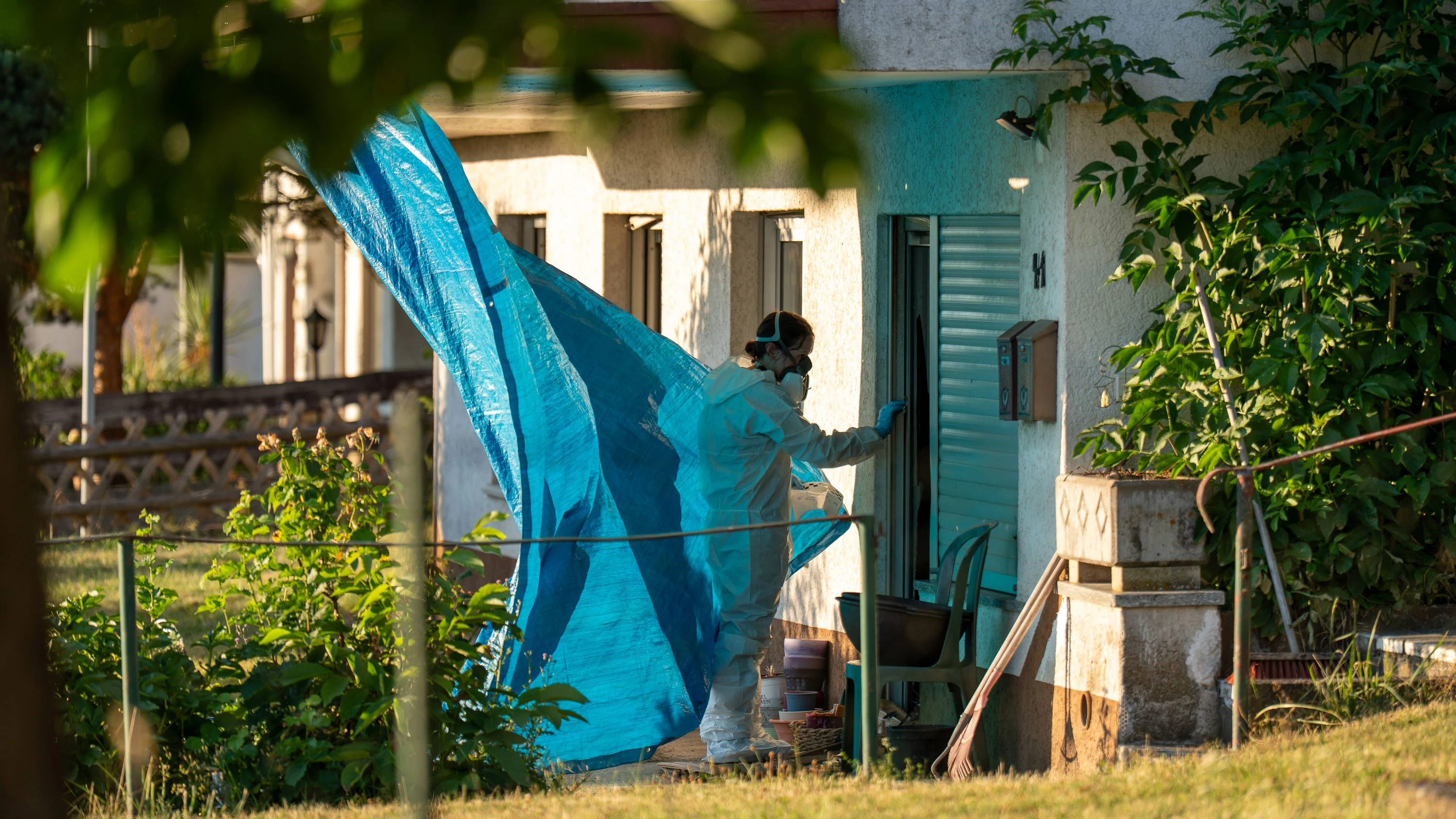 Am09. Juli 2026 wurde in einer Kellerwohnung in Kirberg (D) ein Brand gemeldet. Dabei wurden eine 76-jährige Frau tot und eine zweite Frau (103) mit schwersten, aber nicht lebensbedrohlichen Verletzungen aufgefunden. Ein mutmaßlicher Täter, der Sohn der Toten, konnte nach kurzer Flucht festgenommen werden.