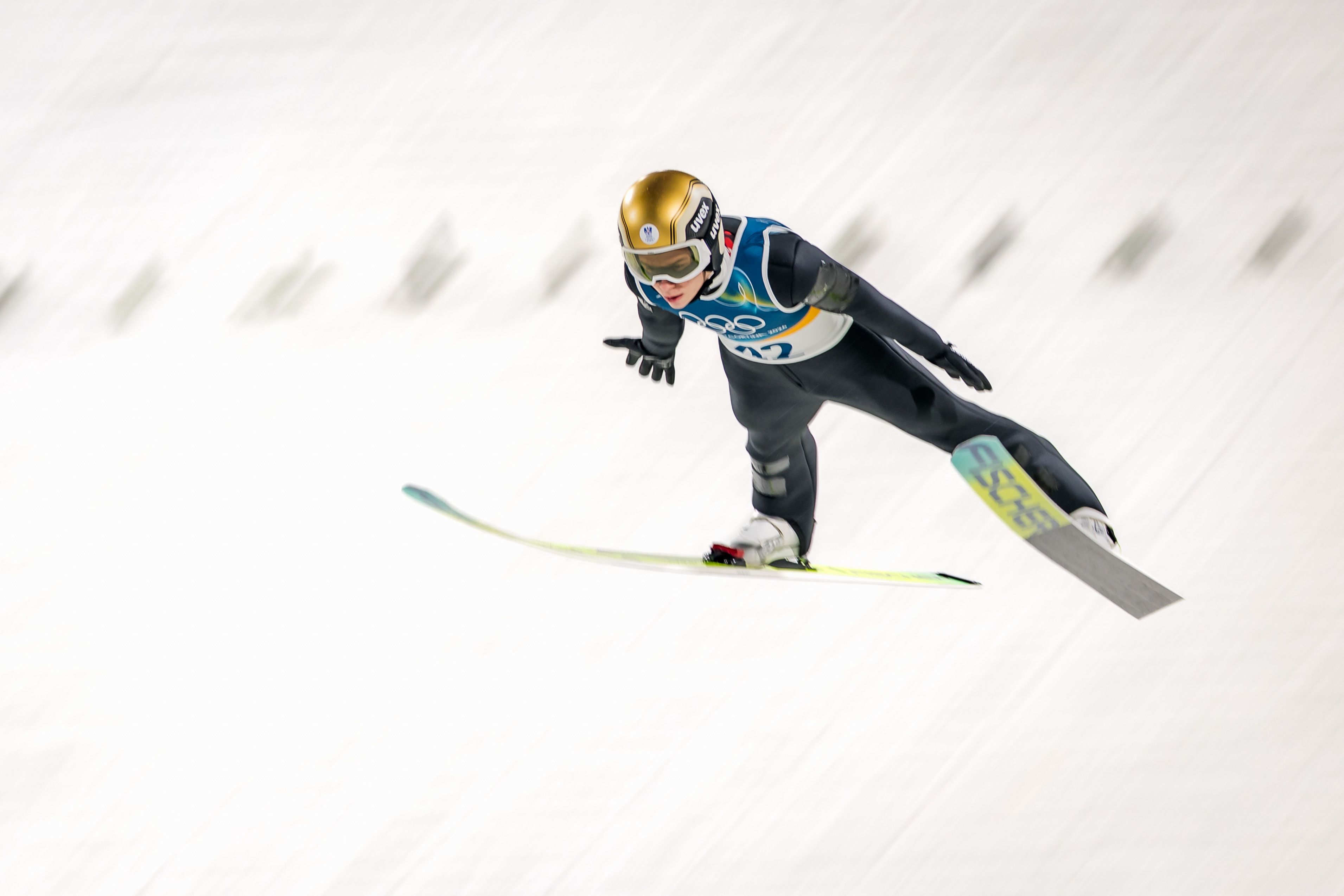 Stephan Embacher segelte zu Olympia-Gold im Super-Teambewerb. Doch muss nun auch das Skispringen zittern? 