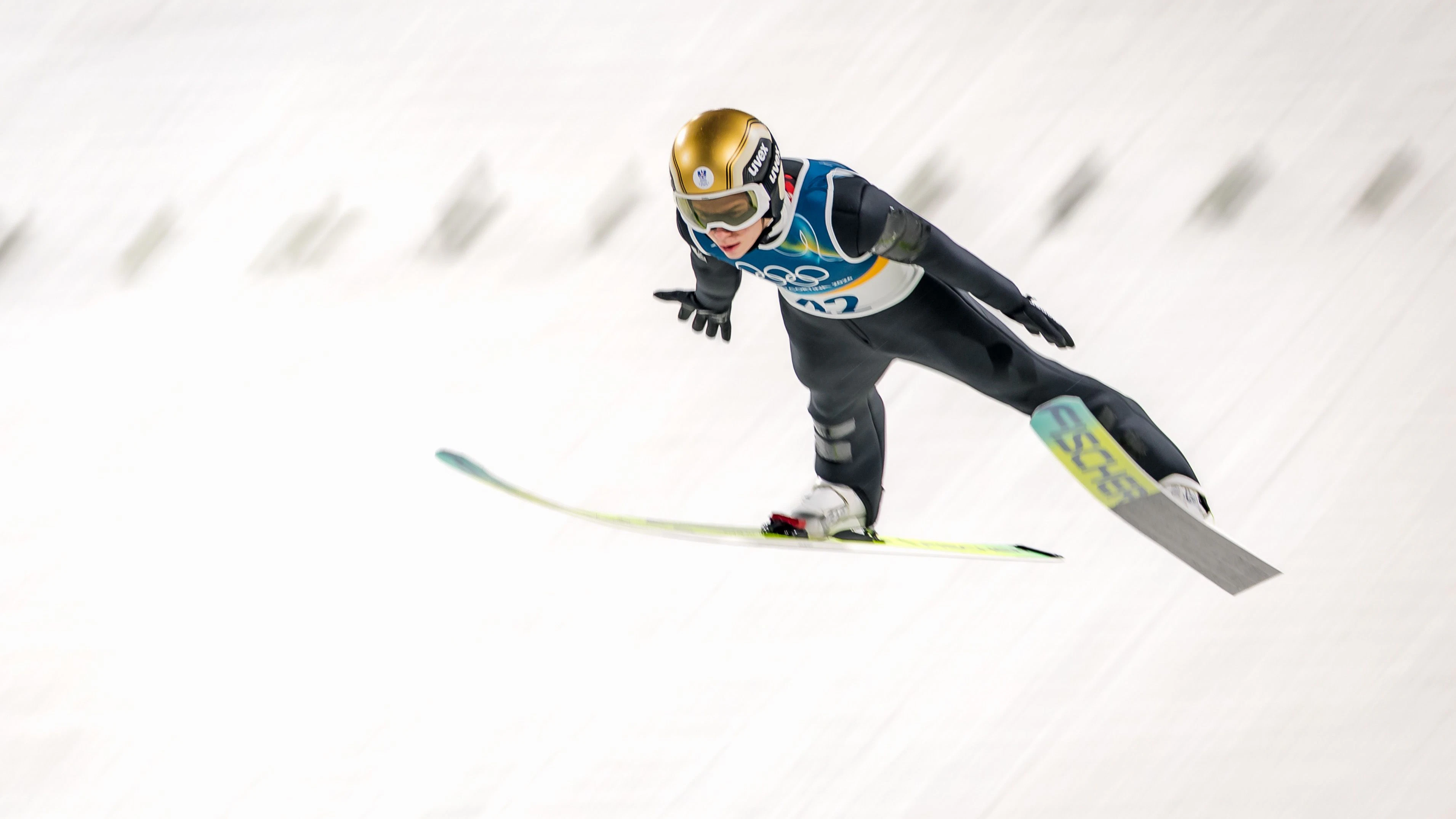 Stephan Embacher segelte zu Olympia-Gold im Super-Teambewerb. Doch muss nun auch das Skispringen zittern? 