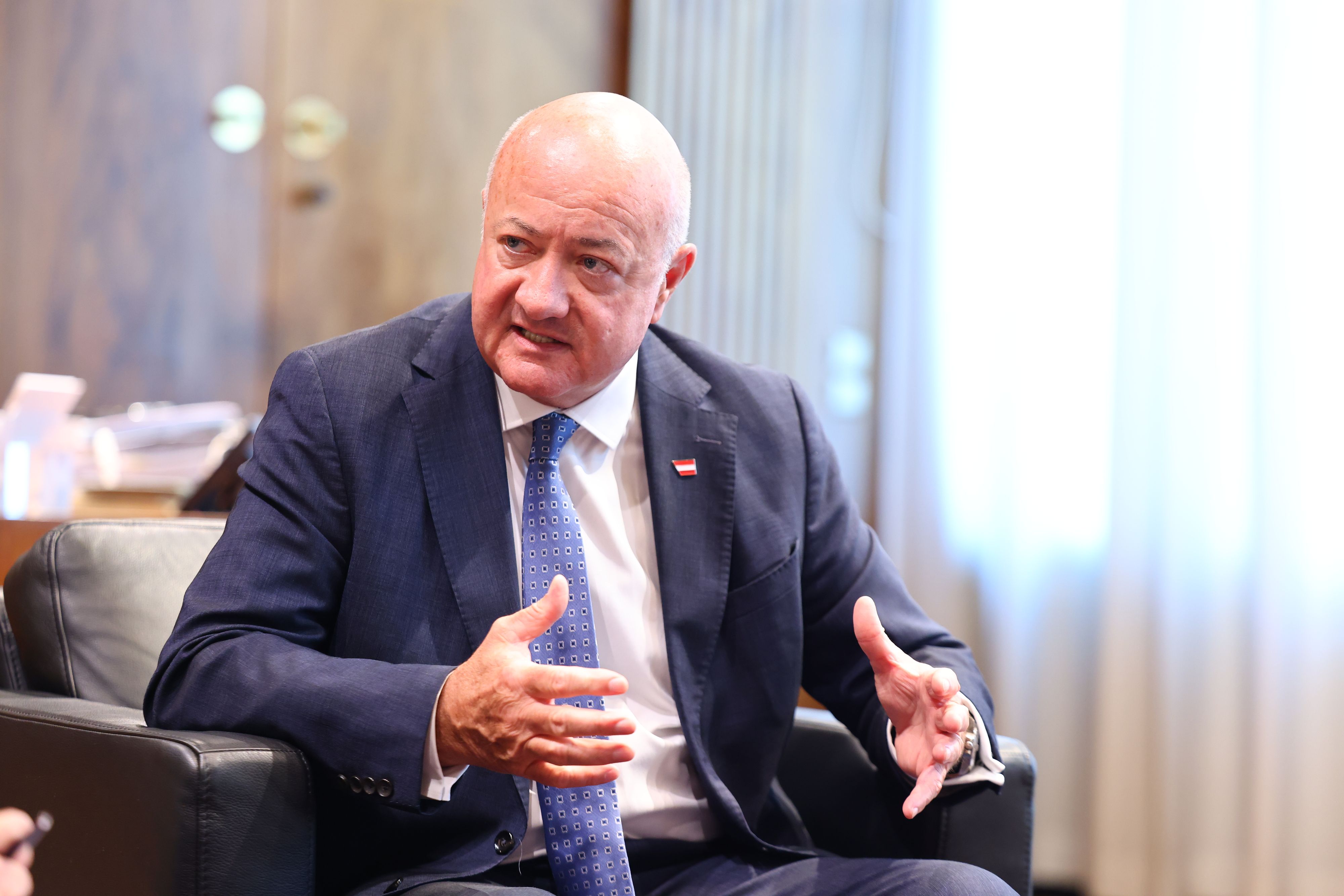 Bundeskanzler Christian Stocker (ÖVP) will bis zum Sommerministerrat eine Einigung bei der Wehrdienstreform erzielen.