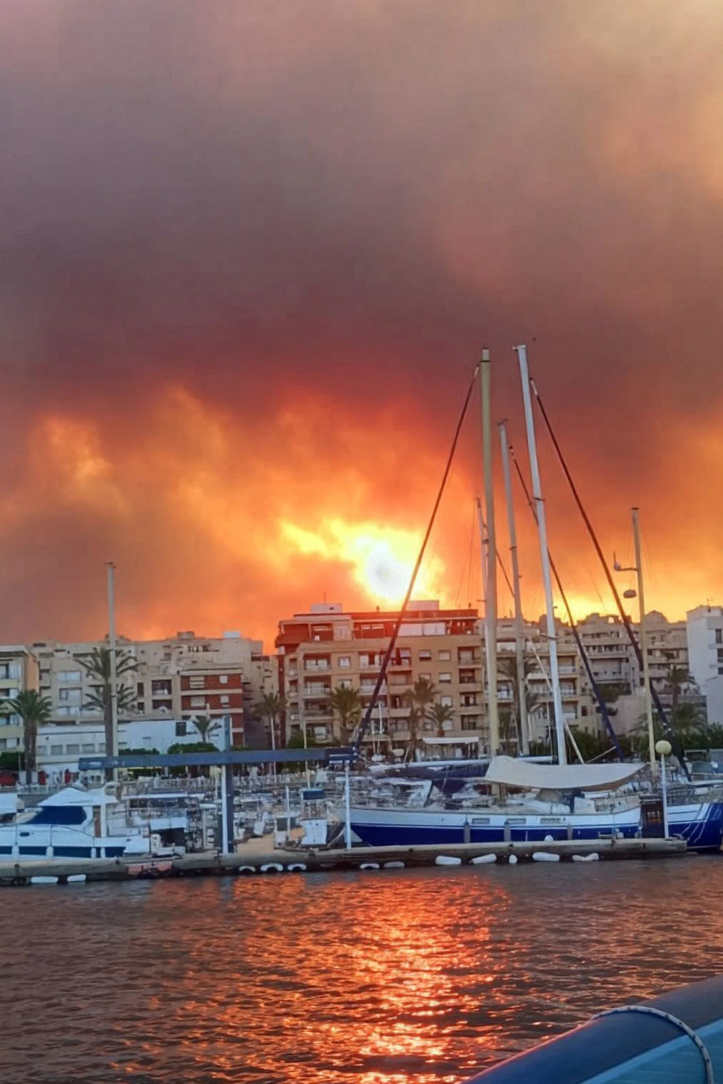 Der verheerende Waldbrand am 10. Juli in den Wäldern um die Ortschaft Los Gallardos, vom Hafen von Garrucha aus gesehen: 12 Menschen starben in den Flammen