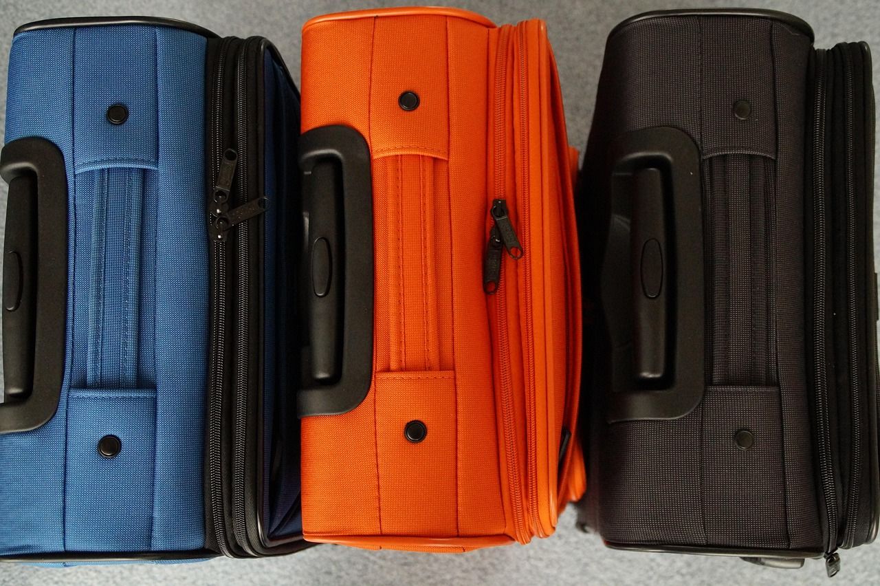 Bunte Reisekoffer zum Packen