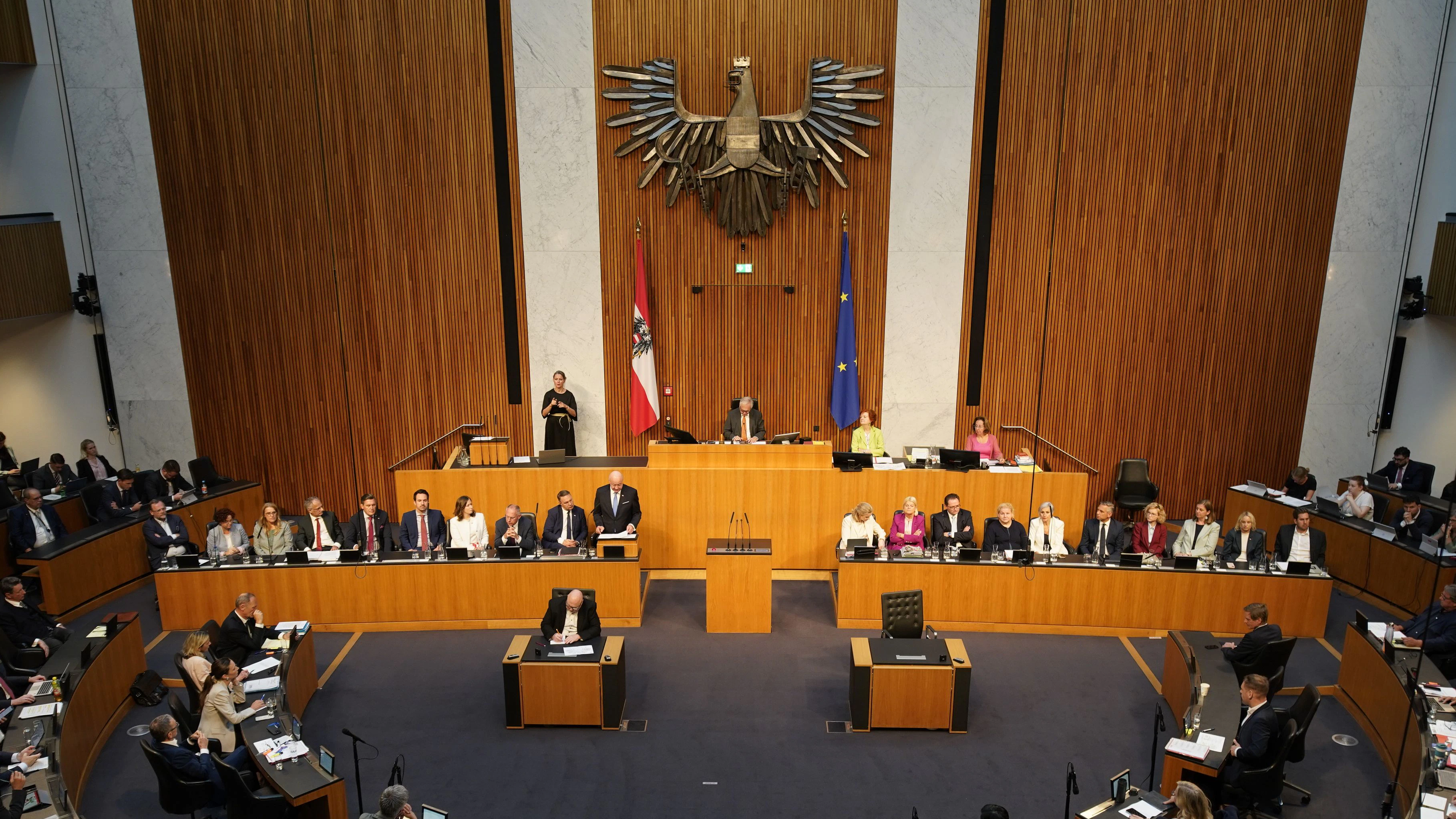 Heute.at - Politiker mit 10.400 € Gage haben nun 10 Wochen Ferien