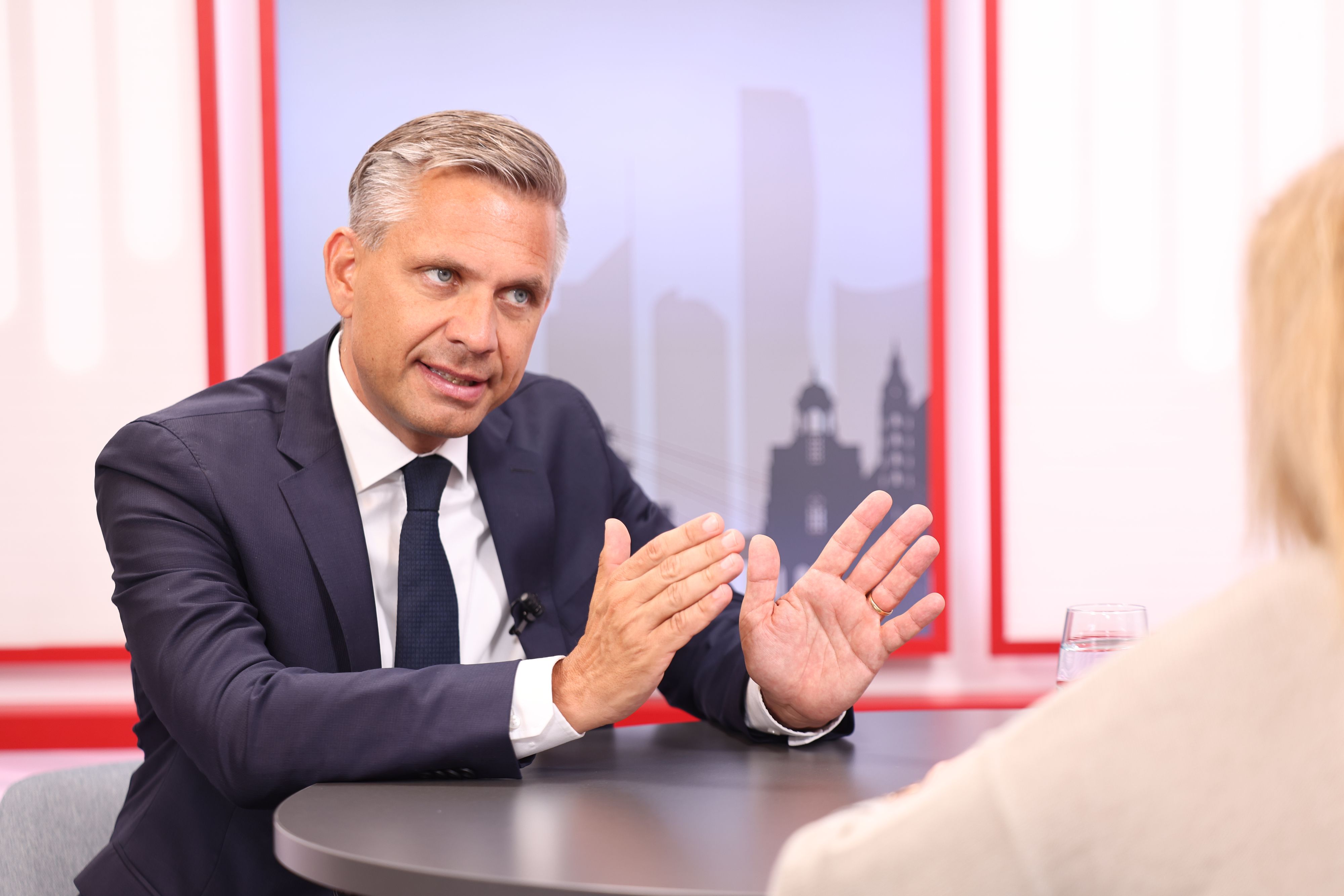 Wirtschaftsminister Wolfgang Hattmannsdorfer (ÖVP) macht sich stark für Wirtschaftspatriotismus auf verschiedenen Ebenen.