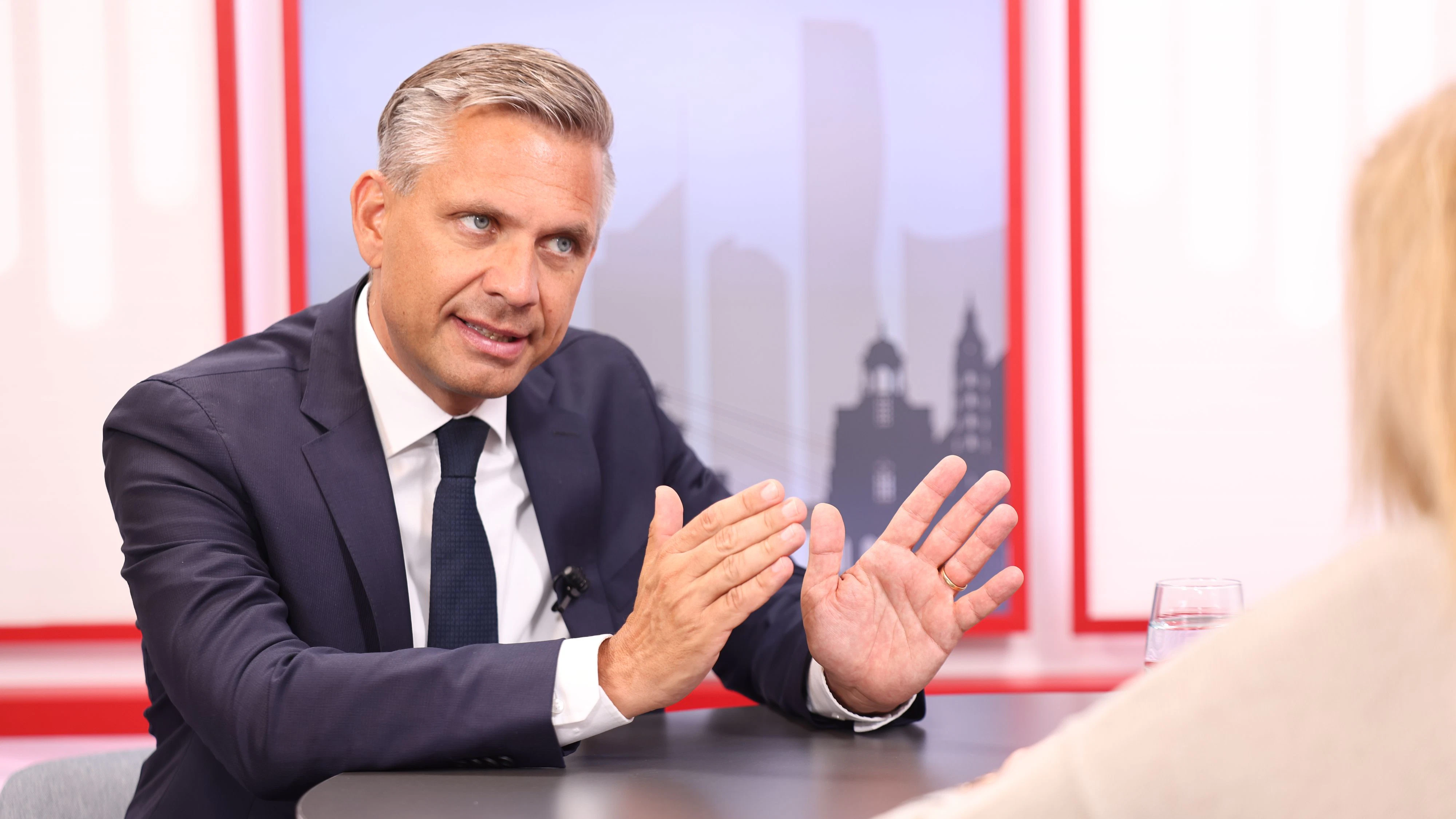 Wirtschaftsminister Hattmannsdorfer (ÖVP) pocht auf Leistungsanreize.