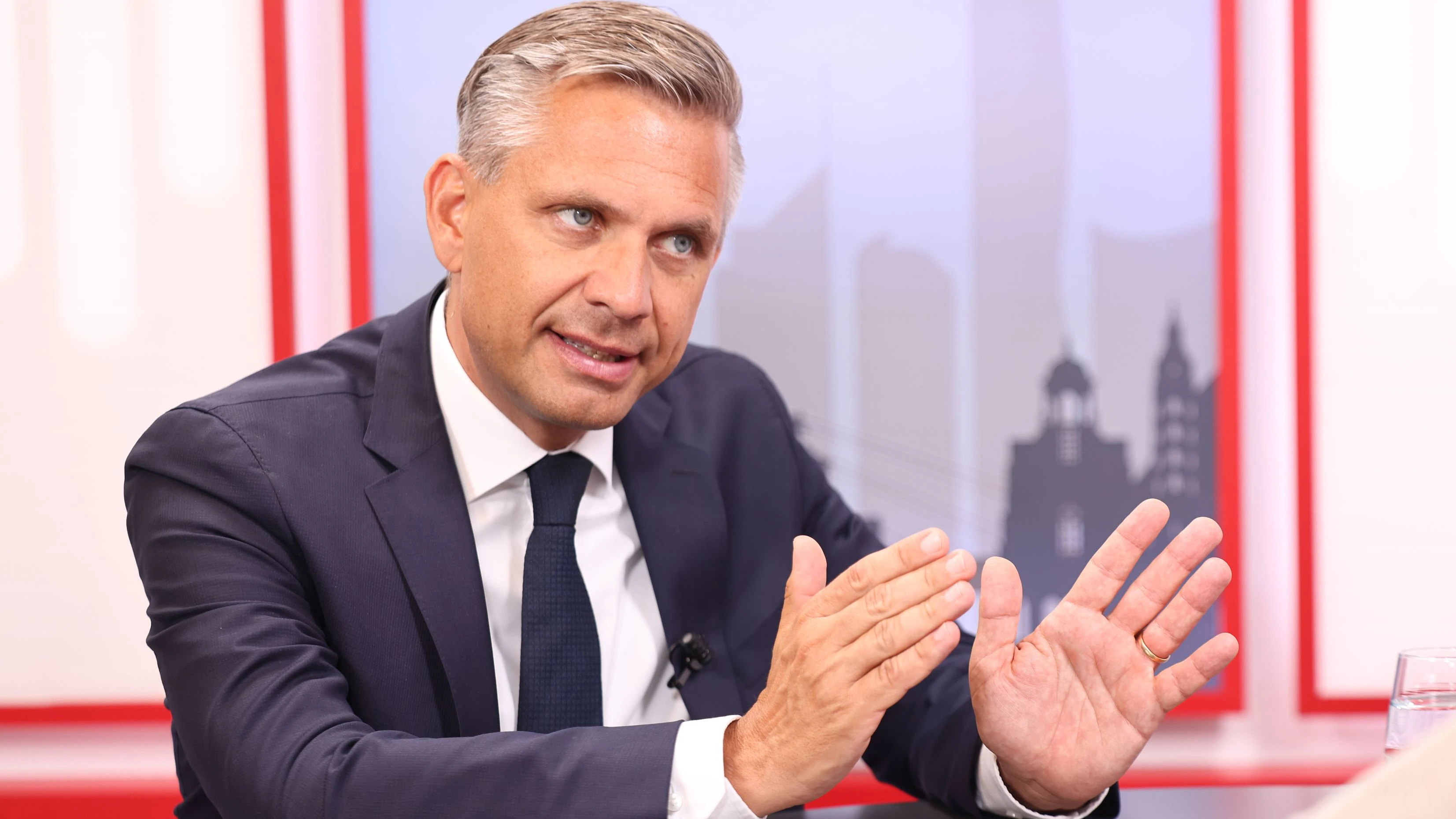 Wirtschaftsminister Hattmannsdorfer (ÖVP) pocht auf Leistungsanreize.