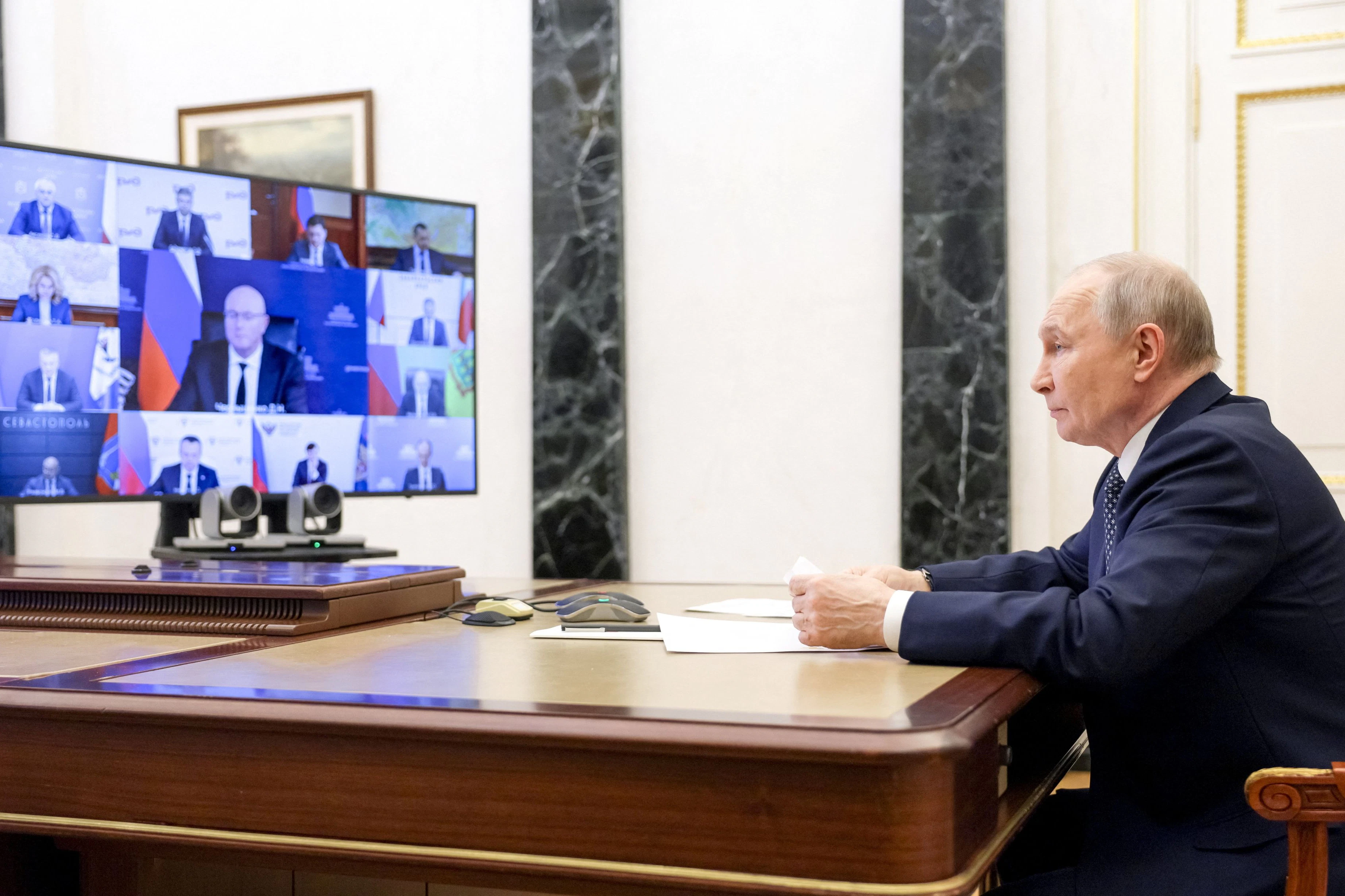 Russlands Präsident Wladimir Putin bei einer Videokonferenz mit seiner Regierungsspitze: Melnitschenko sieht Putin zunehmend mit dem Rücken zur Wand