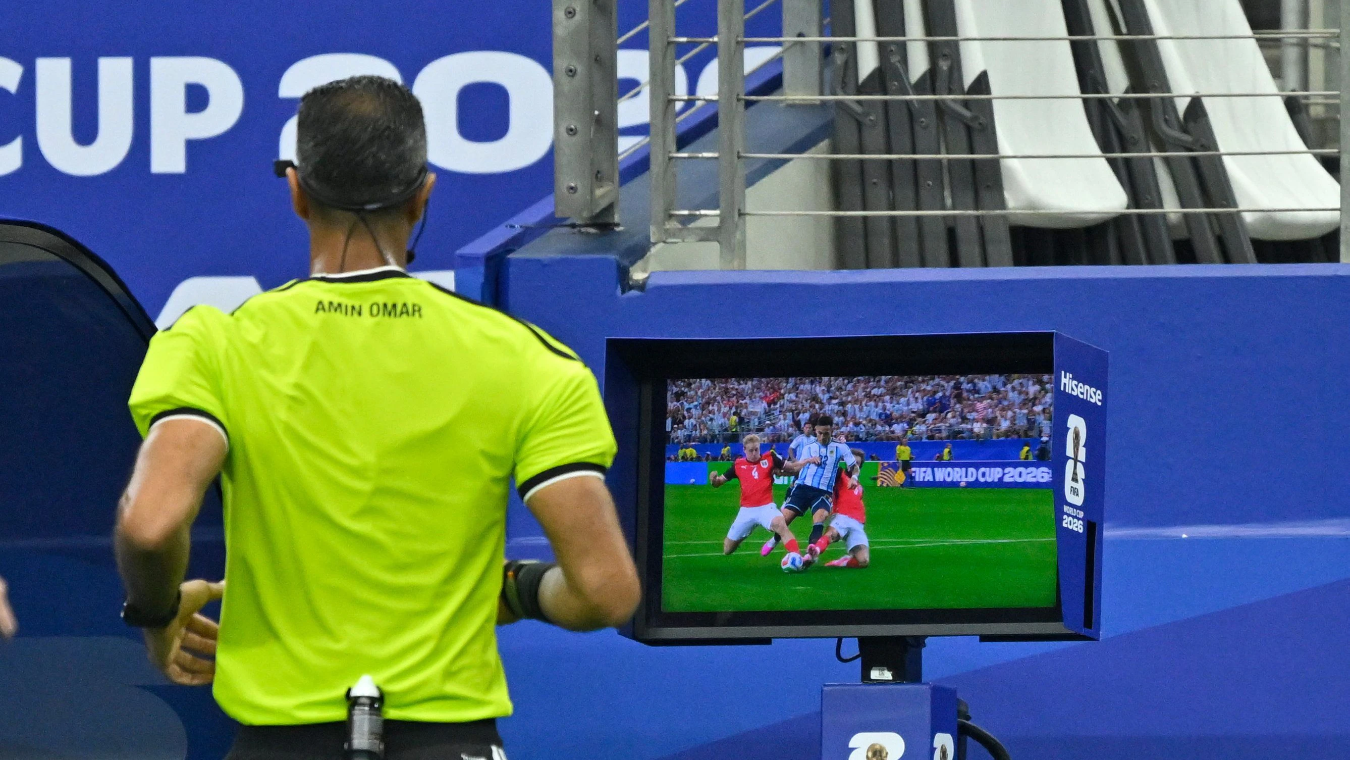 ARLINGTON,TEXAS,USA,22.JUN.26 - SOCCER - FIFA World Cup 2026, group stage, Argentina vs Austria. Image shows referee Amin Mohamed Omar (EGY). keywords: VAR. Photo: GEPA pictures/ Witters/ Ulrich Hufnagel - ATTENTION - COPYRIGHT FOR AUSTRIAN CLIENTS ONLY