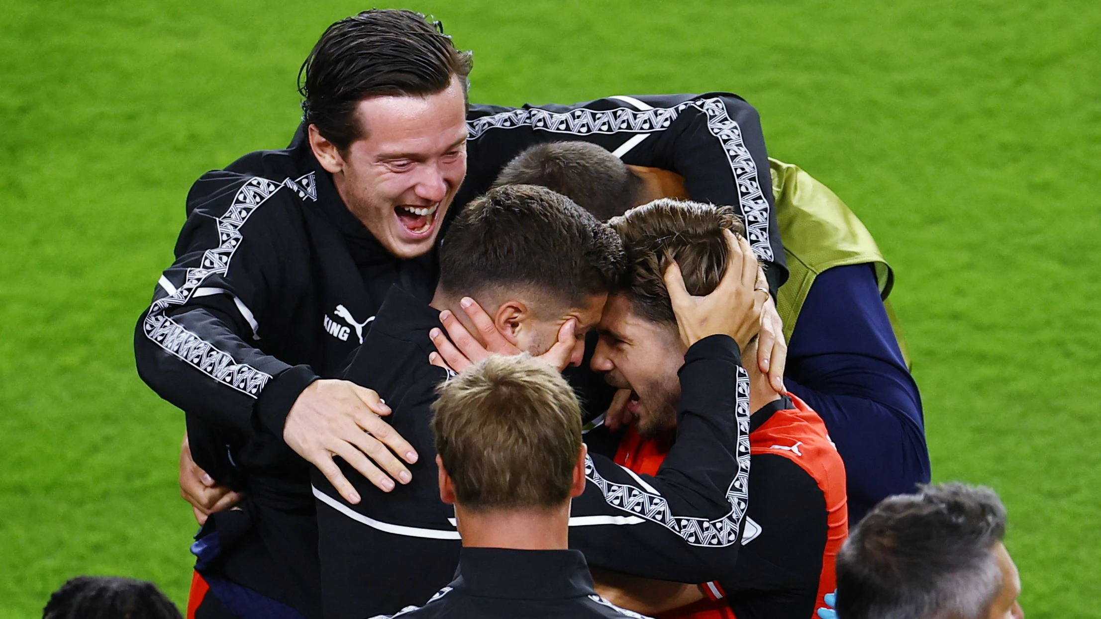Österreichs Fußball-Star Romano Schmid bejubelt seinen Treffer. 