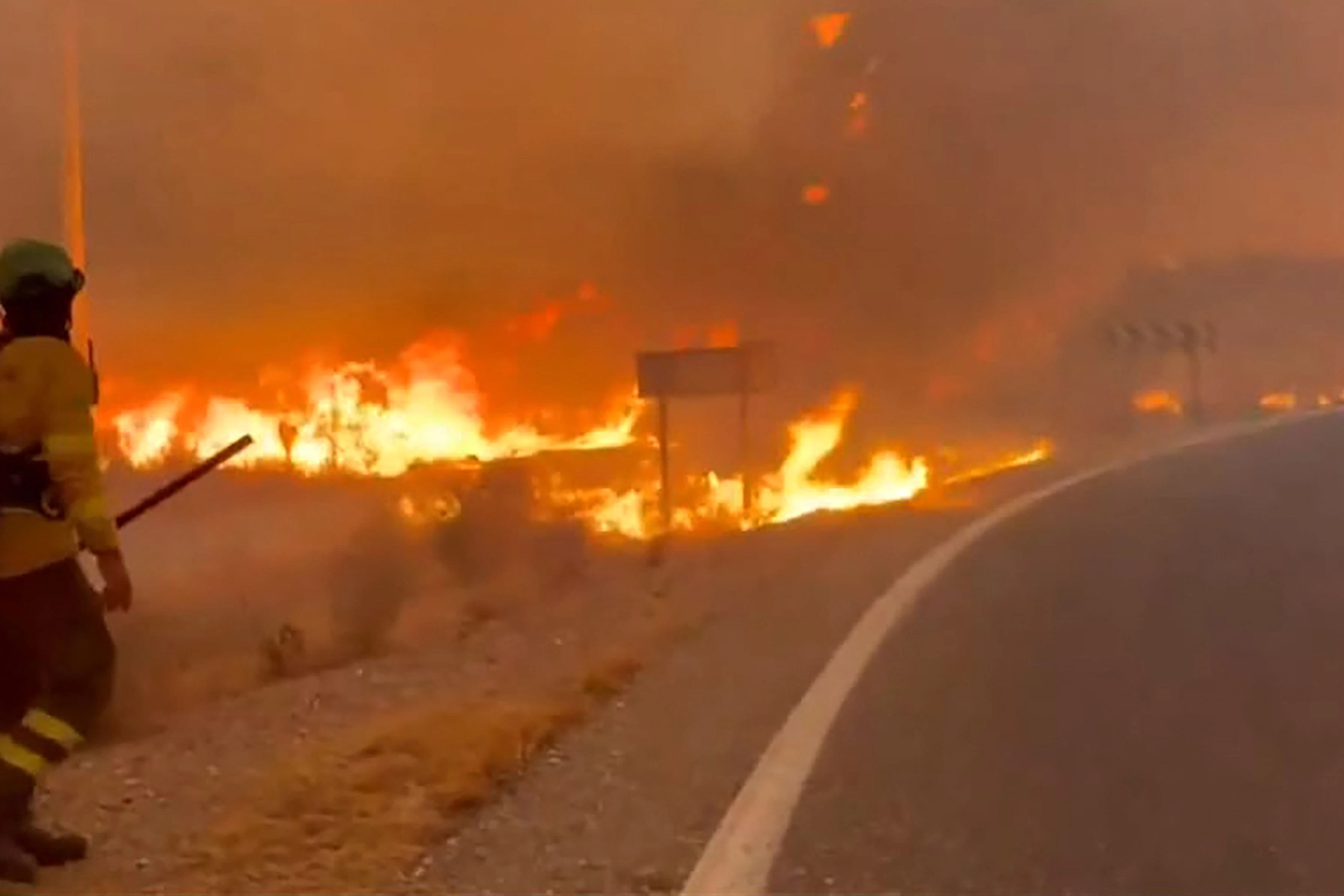 Hunderte Einsatzkräfte kämpften gegen die von Trockenheit und starkem Wind immer neu angeheizten Flammen an