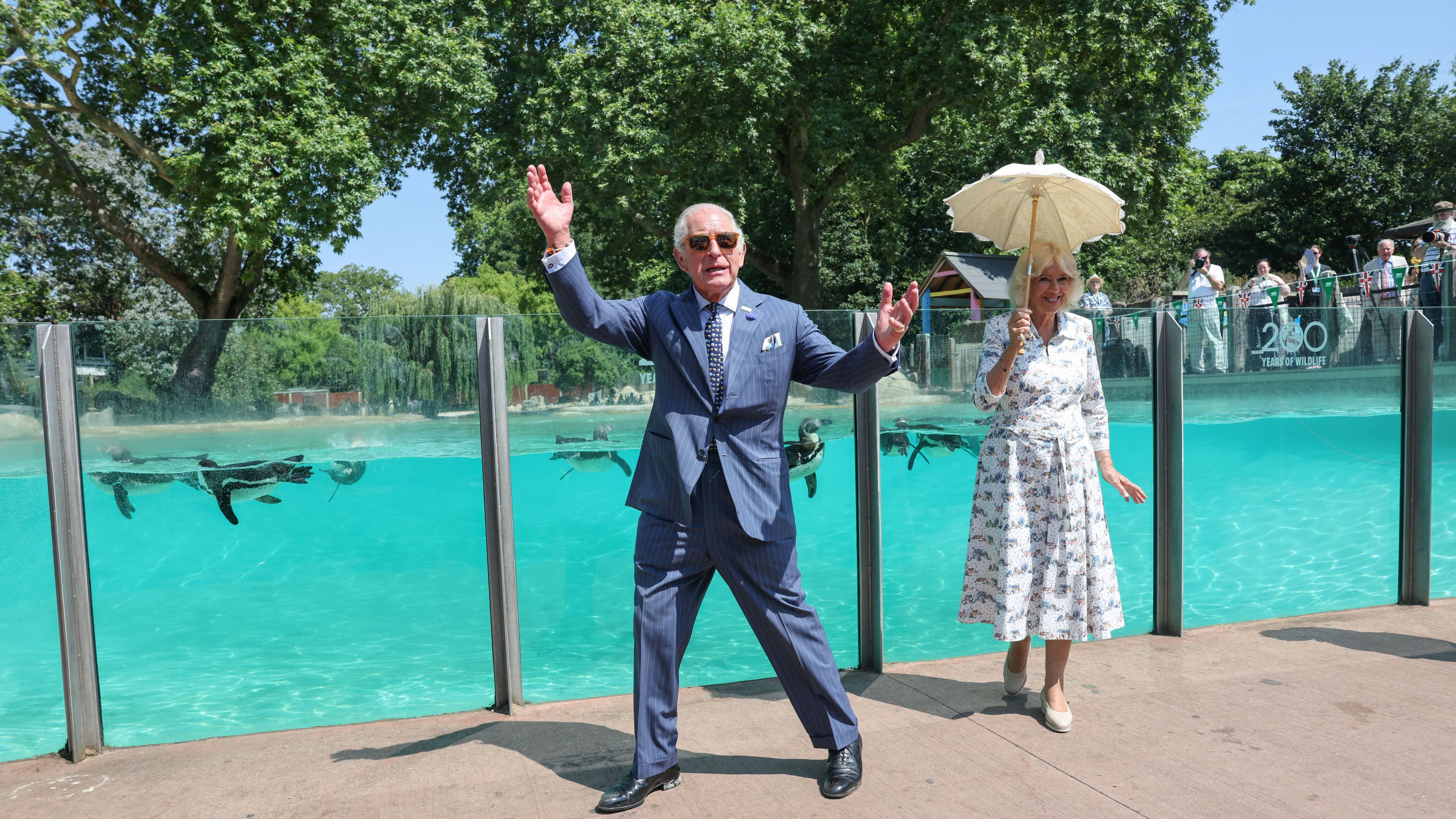 Charles und Camilla zeigten sich im Zoo bestens gelaunt.
