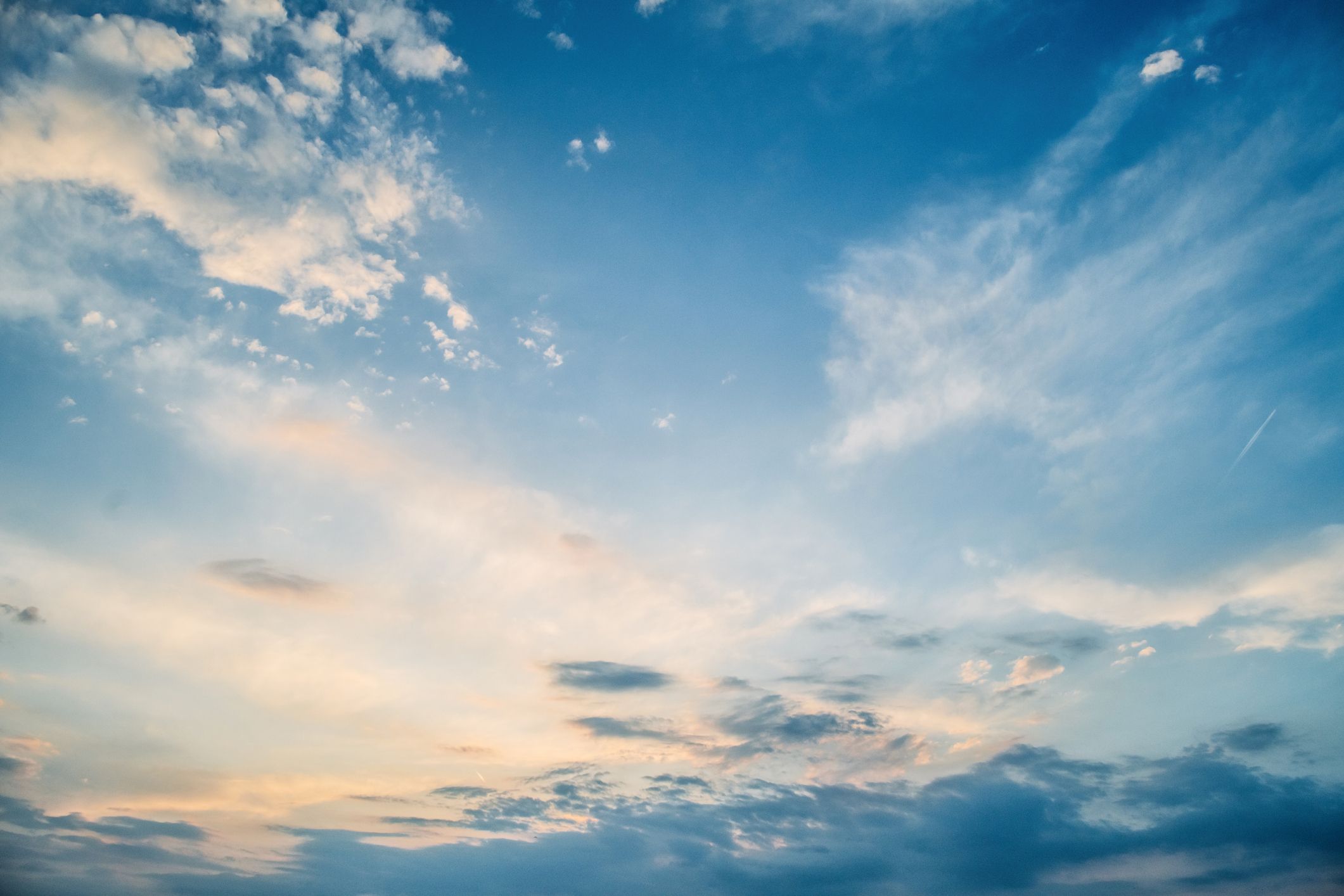 Die Sulfatpartikel, aber auch die durch sie entstehenden Wolken reflektieren das Sonnenlicht&nbsp;zurück in den Weltraum und sorgen so dafür, dass die Erde abkühlt.