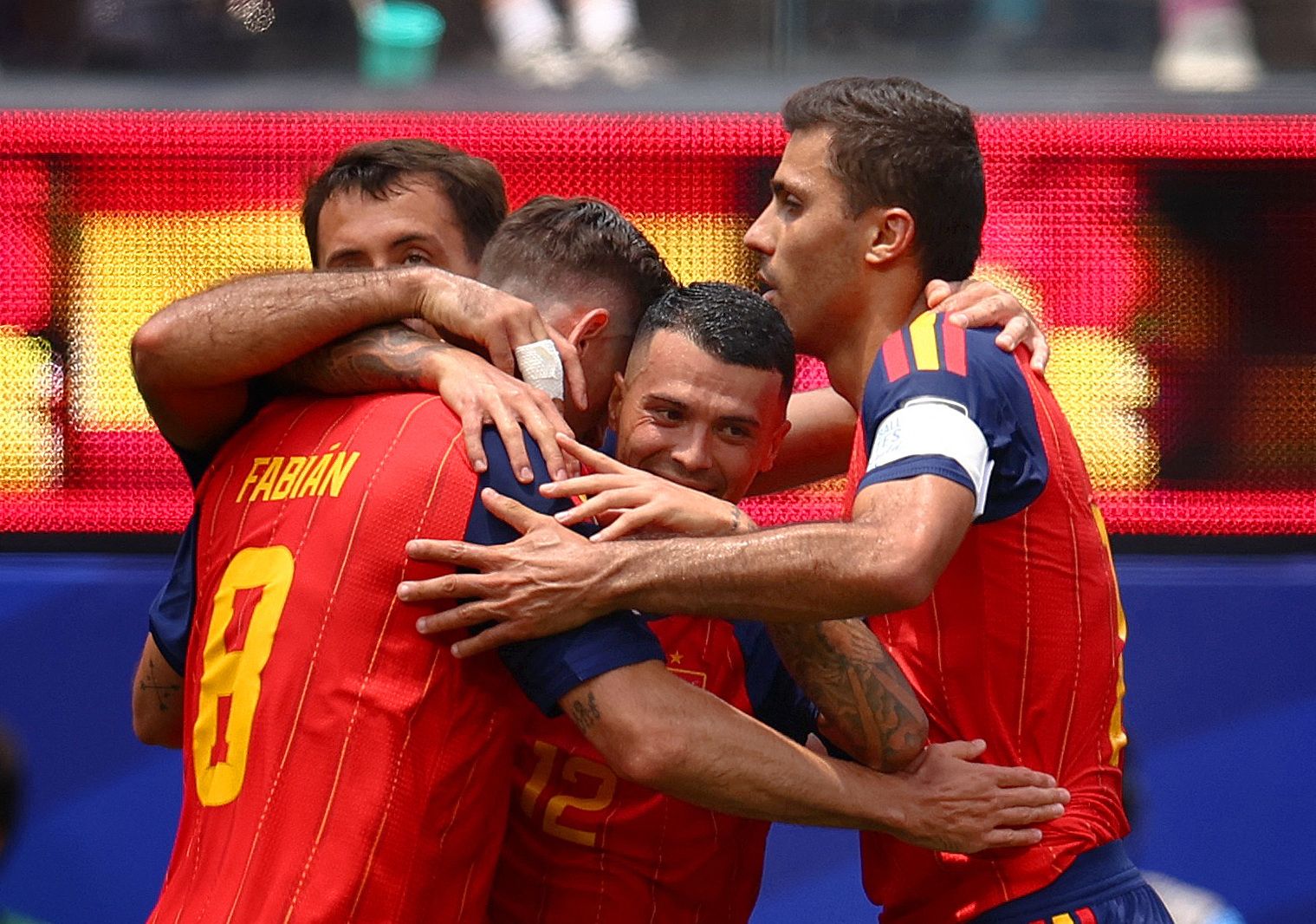 Die Spanier bejubeln den Halbfinal-Einzug. 