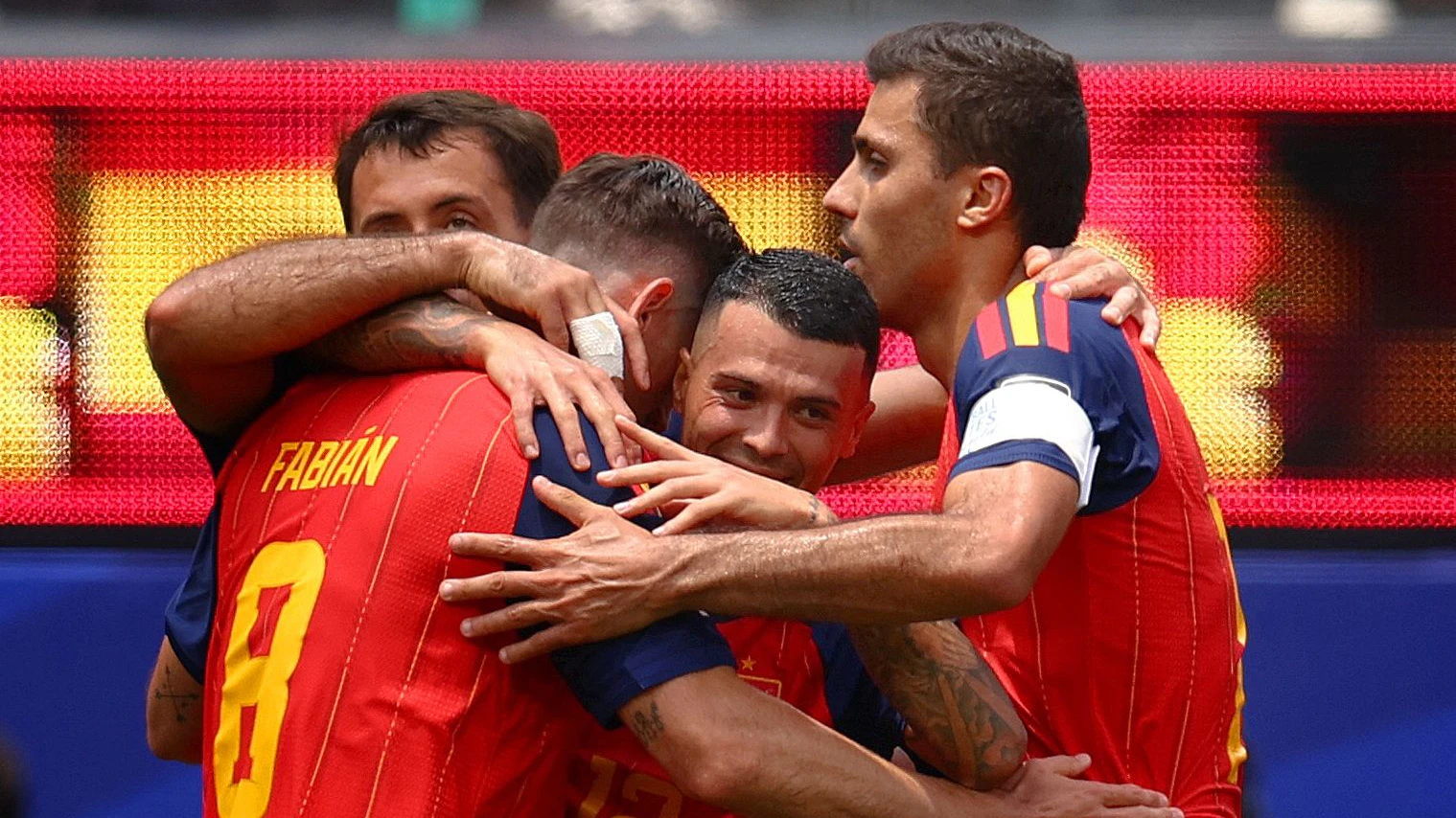 Die Spanier bejubeln den Halbfinal-Einzug. 