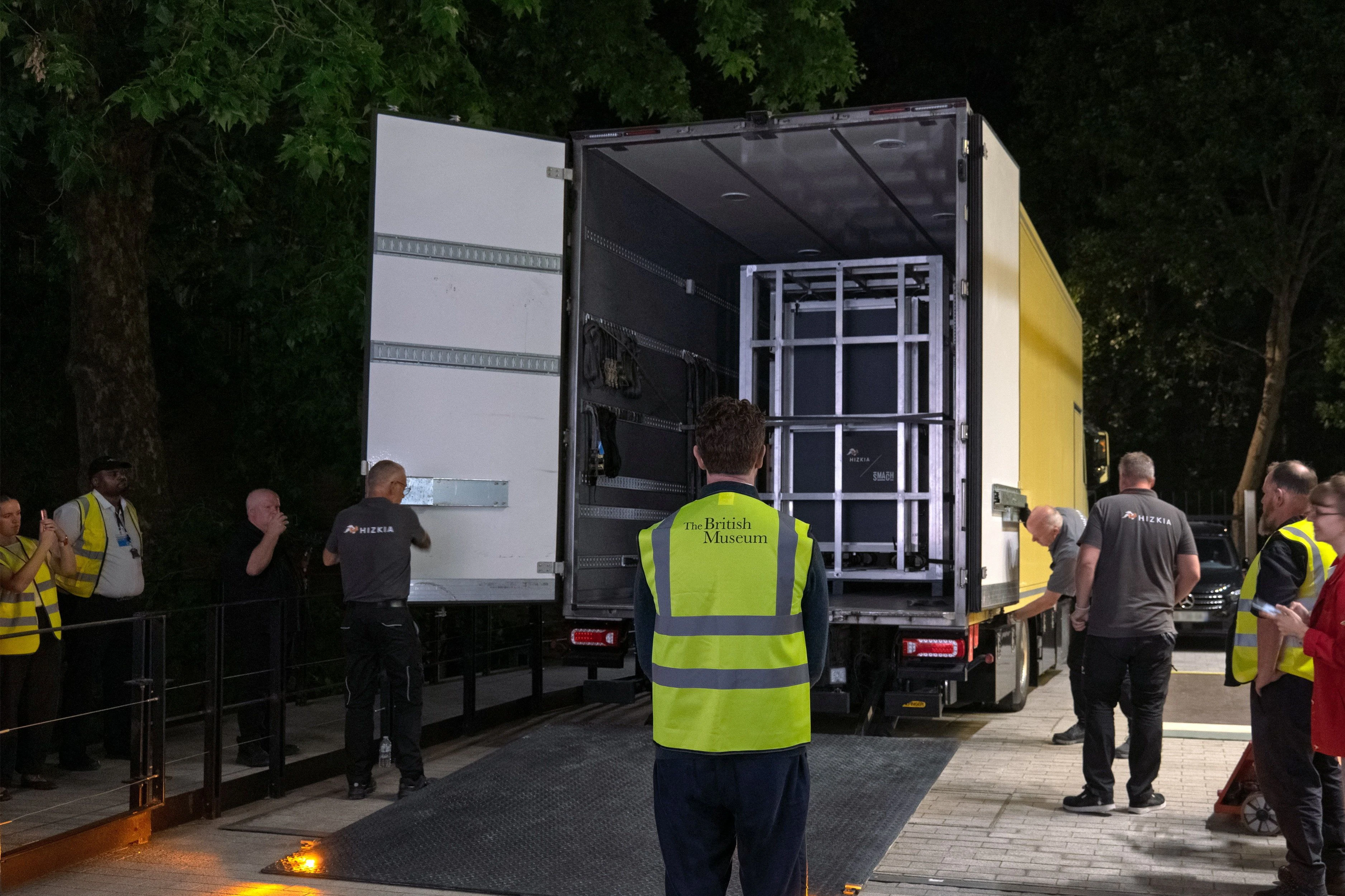Nach stundenlanger Lkw-Fahrt wurde der Teppich um 3 Uhr morgens im British Museum mit Applaus empfangen
