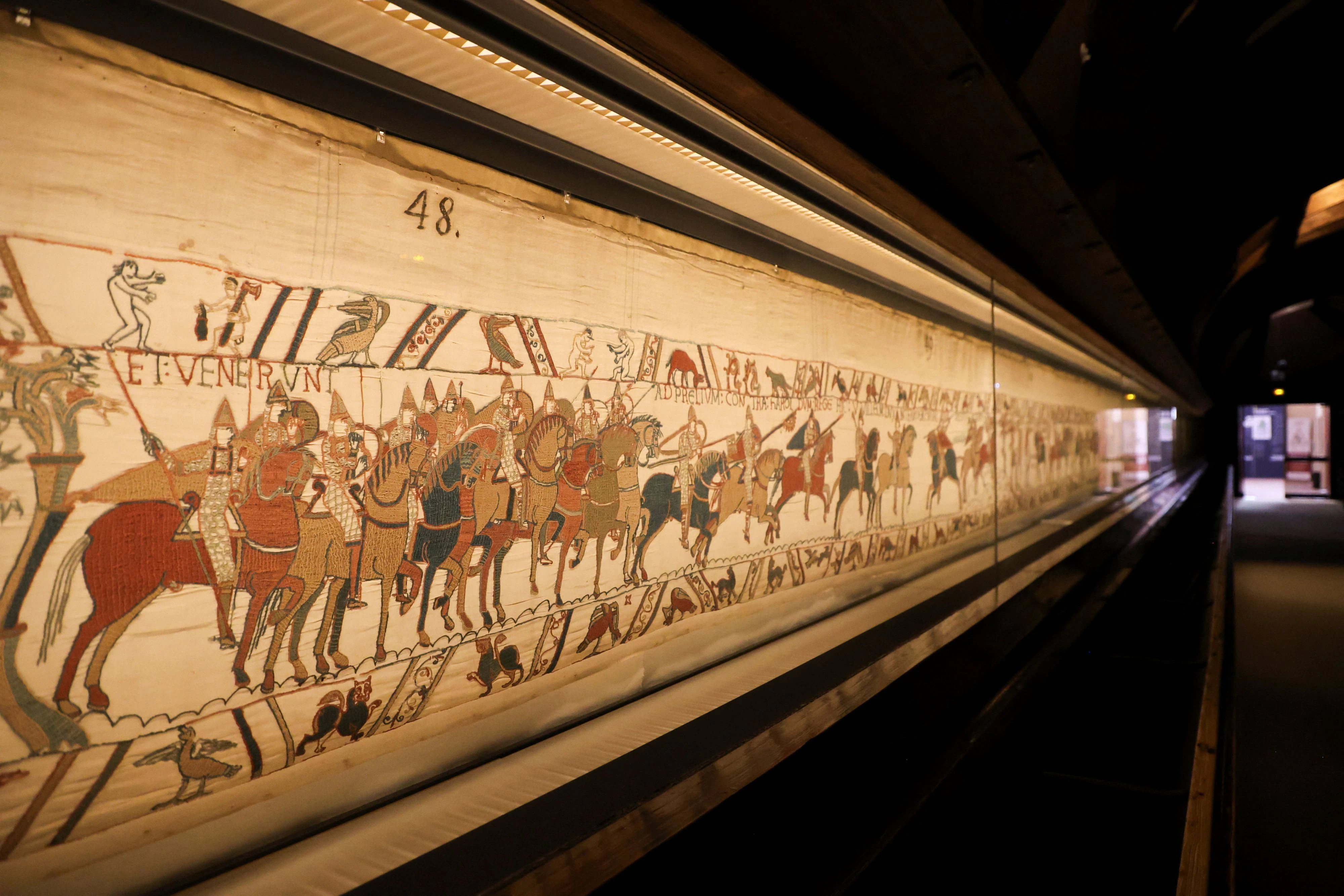 Der Wandteppich von Bayeux, hier noch im Museum in Frankreich ausgestellt, ist knapp 70 Meter lang und stellt die Eroberung Englands in insgesamt 58 Szenen dar