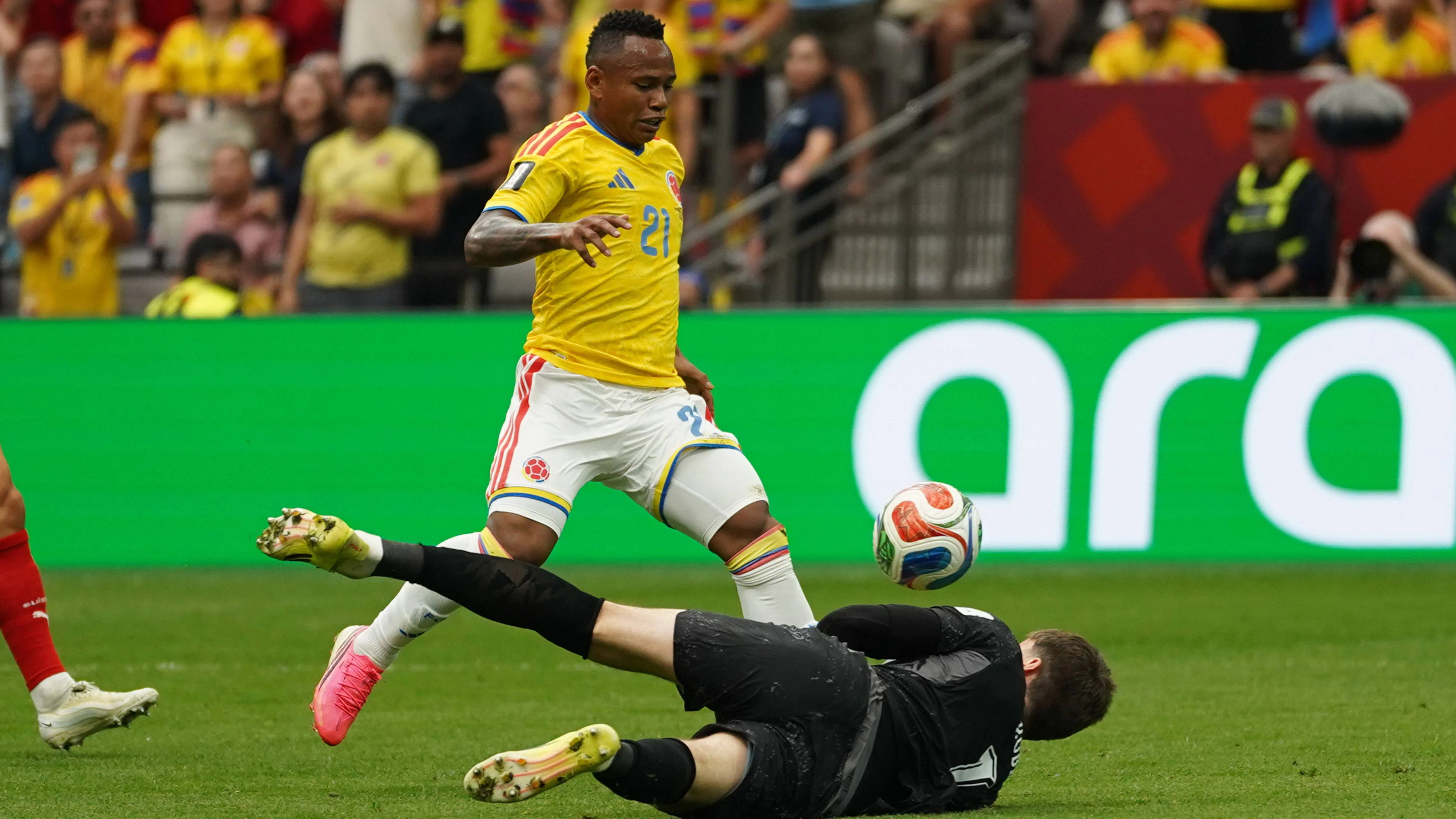 Colombia v Switzerland Round of 16 - FIFA Worl Cup 2026 Jaminton Campaz 21 of Colombia national team, Nationalteam is pressured by Goalie Gregor Kobel 1 of Switzerland national team during the FIFA World Cup, WM, Weltmeisterschaft, Fussball 2026 Round of 16 match between Colombia and Switzerland at BC Place Stadium. on July 7, 2026, in Vancouver, Canada. Photo by Leonardo Ramirez/ Eyepix Group Copyright: xLeonardoxRamirez/xEyepixxGroupx LR07072026-157