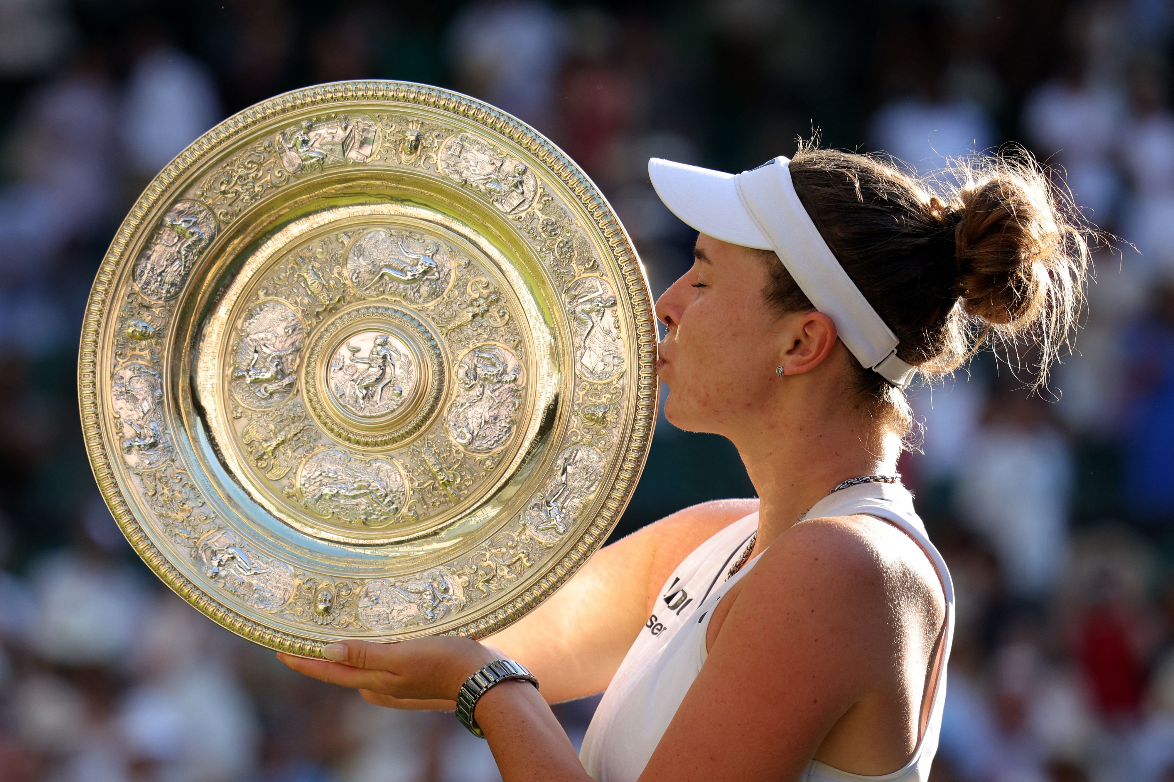 Linda Noskova holt mit 21 Jahren den Titel in Wimbledon. 