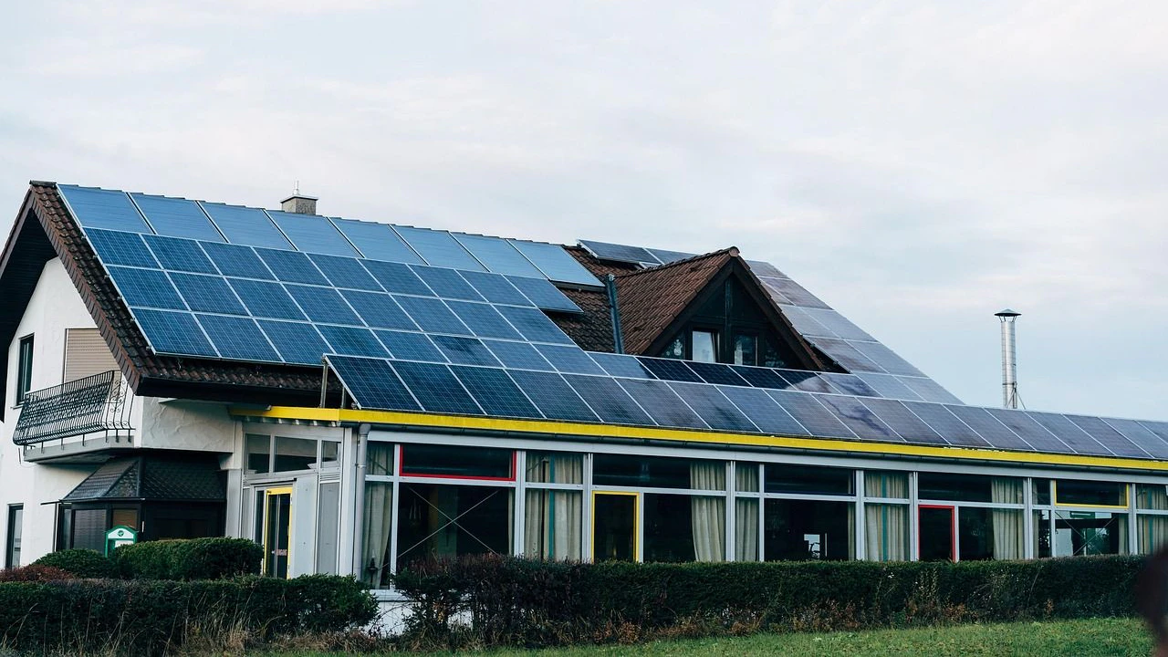 Moderne Solaranlage auf Hausdach