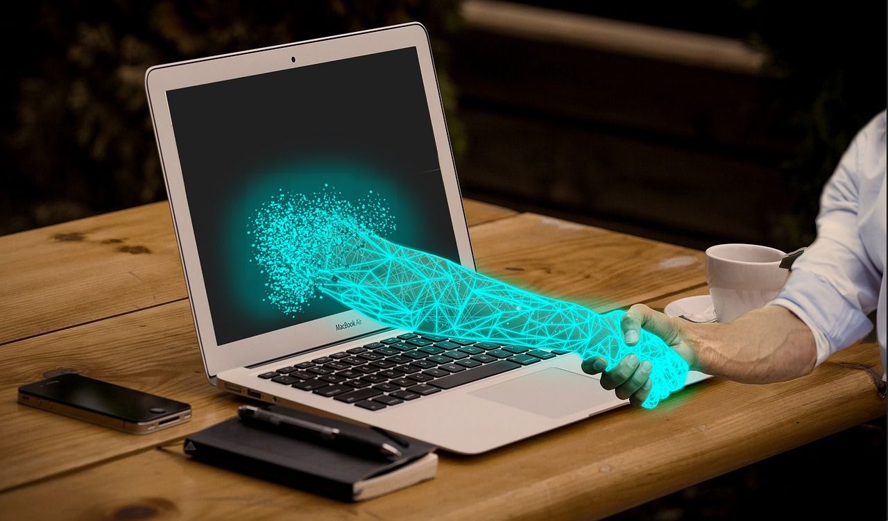 Roboter und Mensch arbeiten Hand in Hand zusammen.