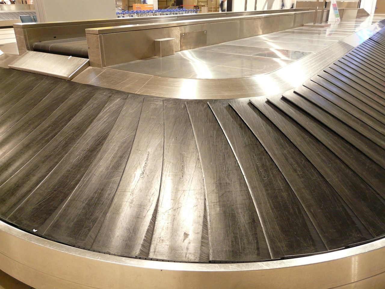 Leeres Gepäckband am Flughafen.