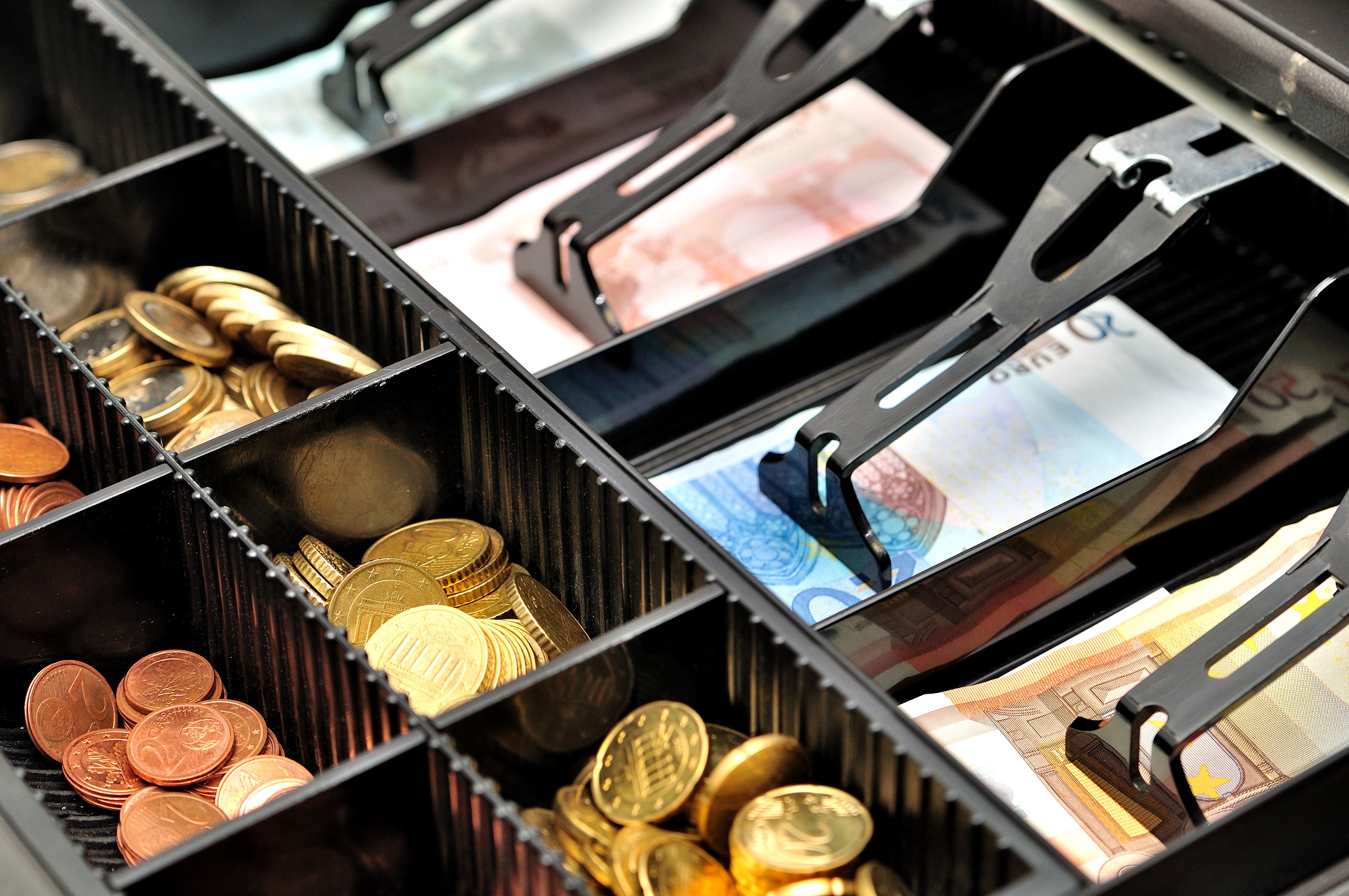 25 Euro! Kauft der Kunde am Ende etwas, wird die Gebühr vollständig gutgeschrieben.