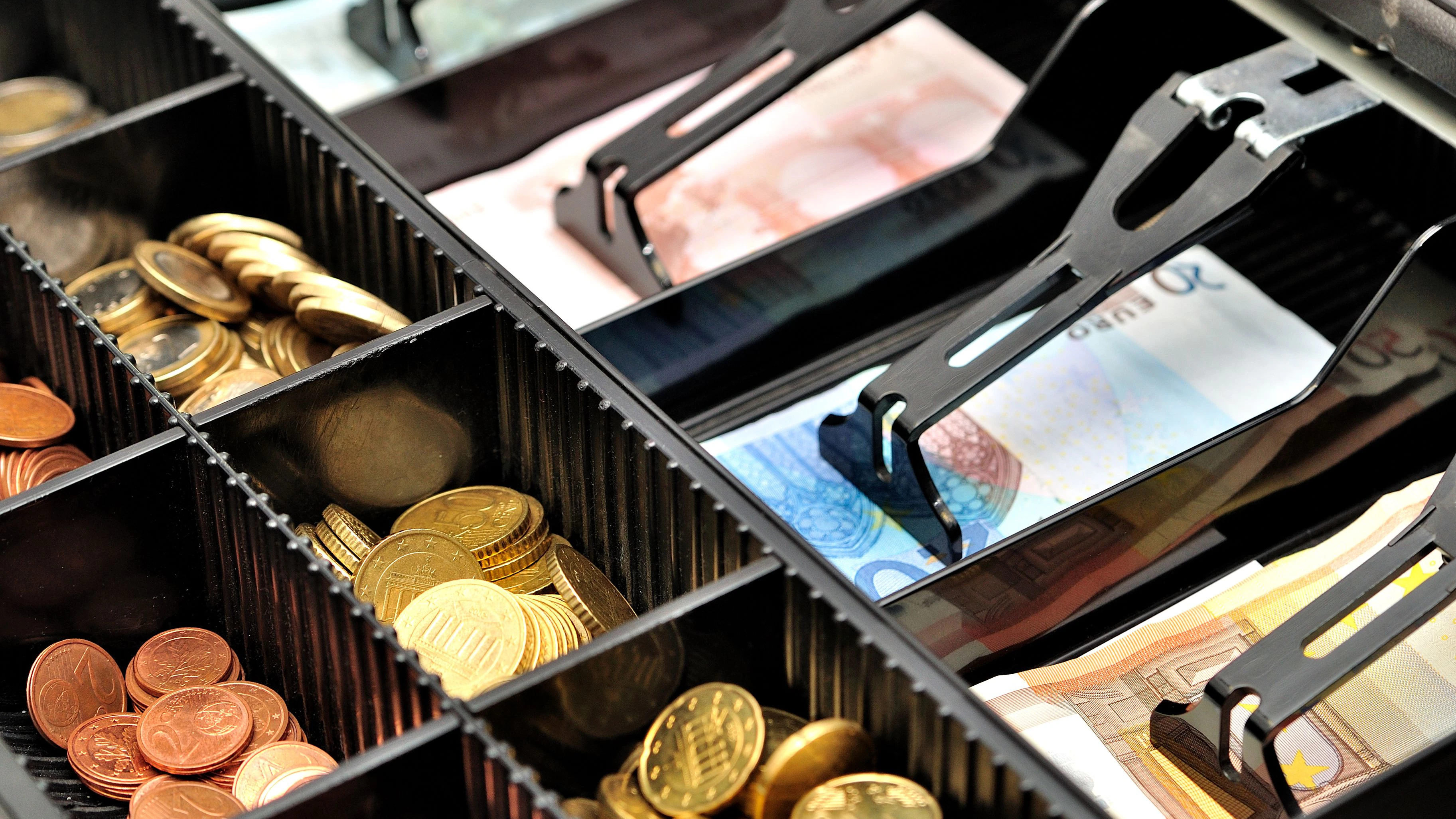 25 Euro! Kauft der Kunde am Ende etwas, wird die Gebühr vollständig gutgeschrieben.