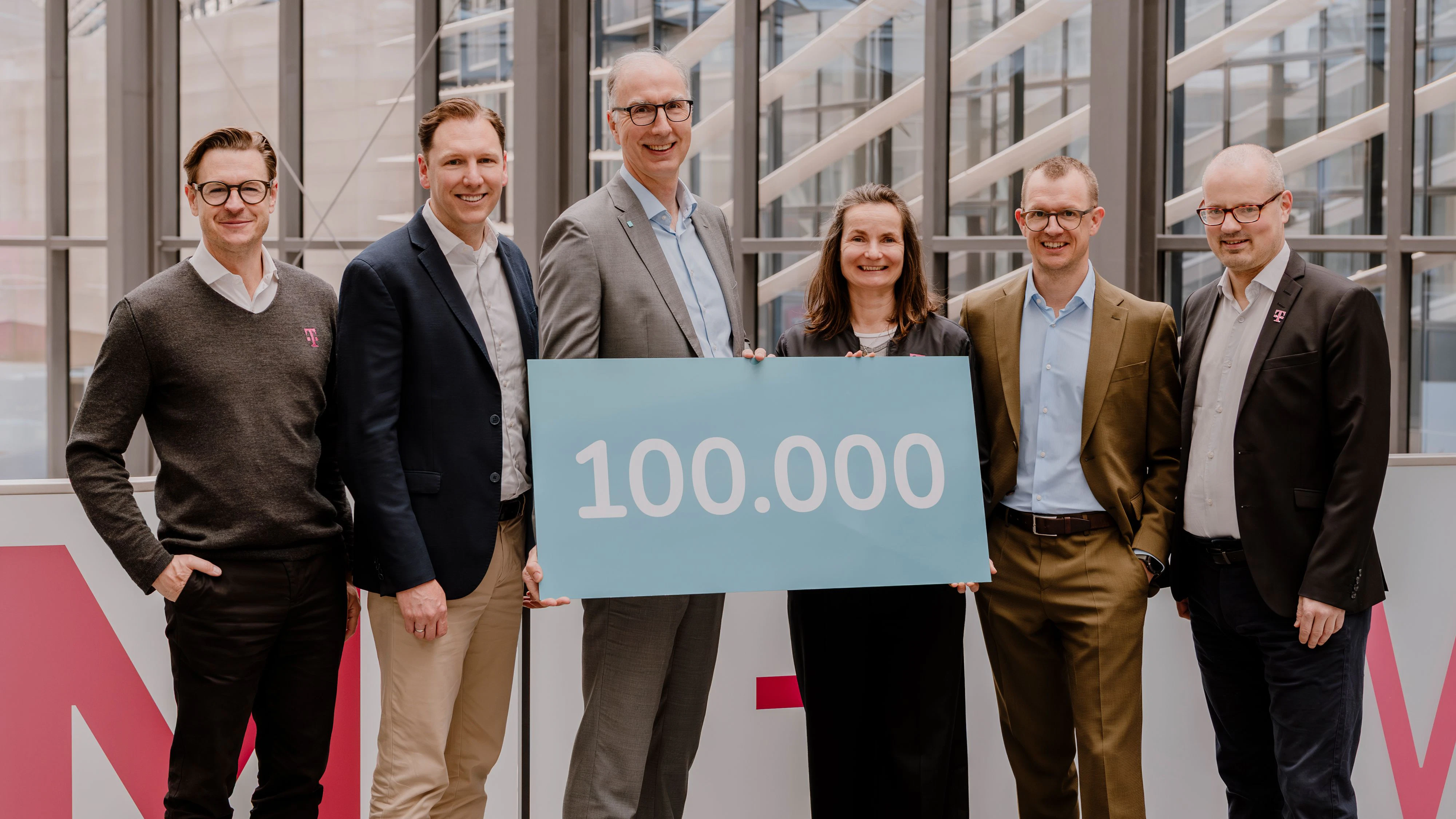 Thomas Kicker (Magenta Telekom), Christoph Meurer (Meridiam Glasfaser), Johannes Kandera (Alpen Glasfaser), Anja Tretbar-Bustorf (Magenta Telekom), Bernhard Deixler (Alpen Glasfaser), Volker Libovsky (Magenta Telekom).