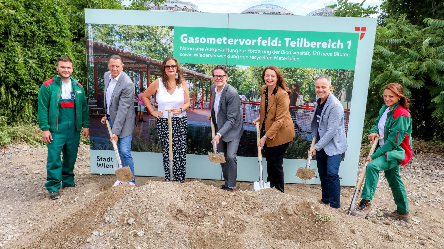 Bezirksvorsteher Thomas Steinhart, Planungsstadträtin Ulli Sima, Klimastadtrat Jürgen Czernohorszky und NEOS Wien Klubobfrau Selma Arapović beim Spatenstich des neuen Parks im Gasometervorfeld.