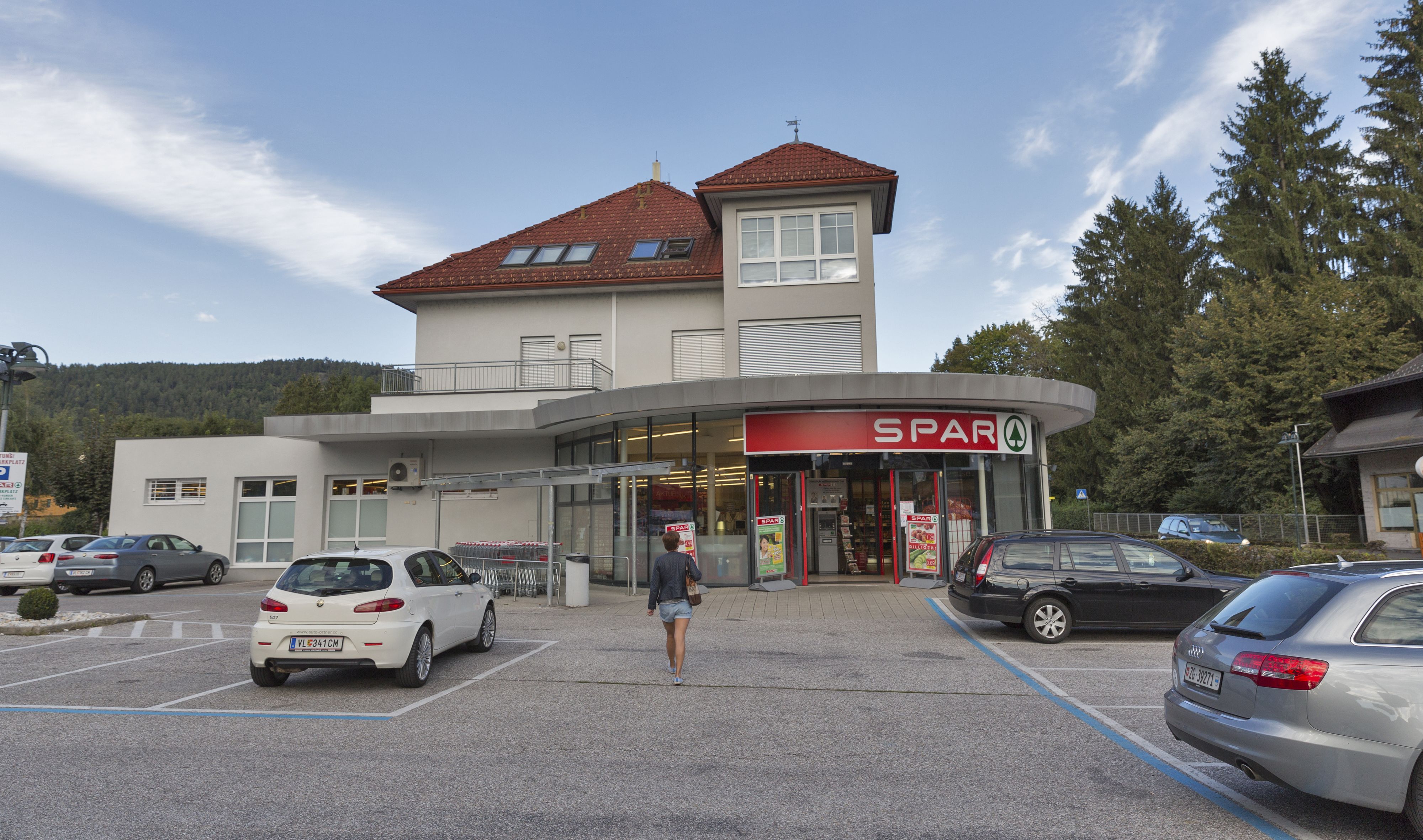 Einige große Supermarktketten zahlen freiwillig höhere Einstiegsgehälter als gesetzlich vorgeschrieben.
