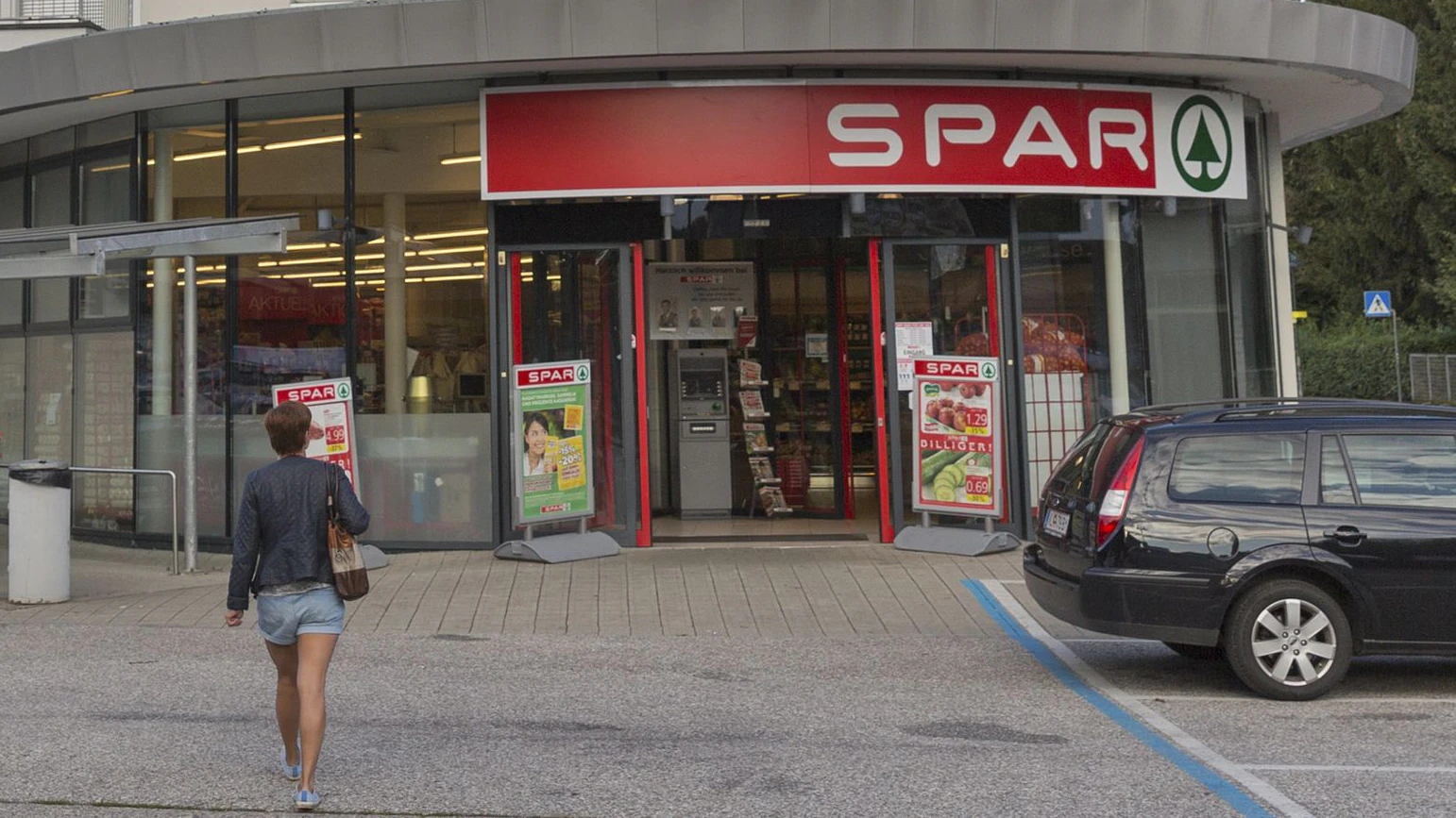Einige große Supermarktketten zahlen freiwillig höhere Einstiegsgehälter als gesetzlich vorgeschrieben.