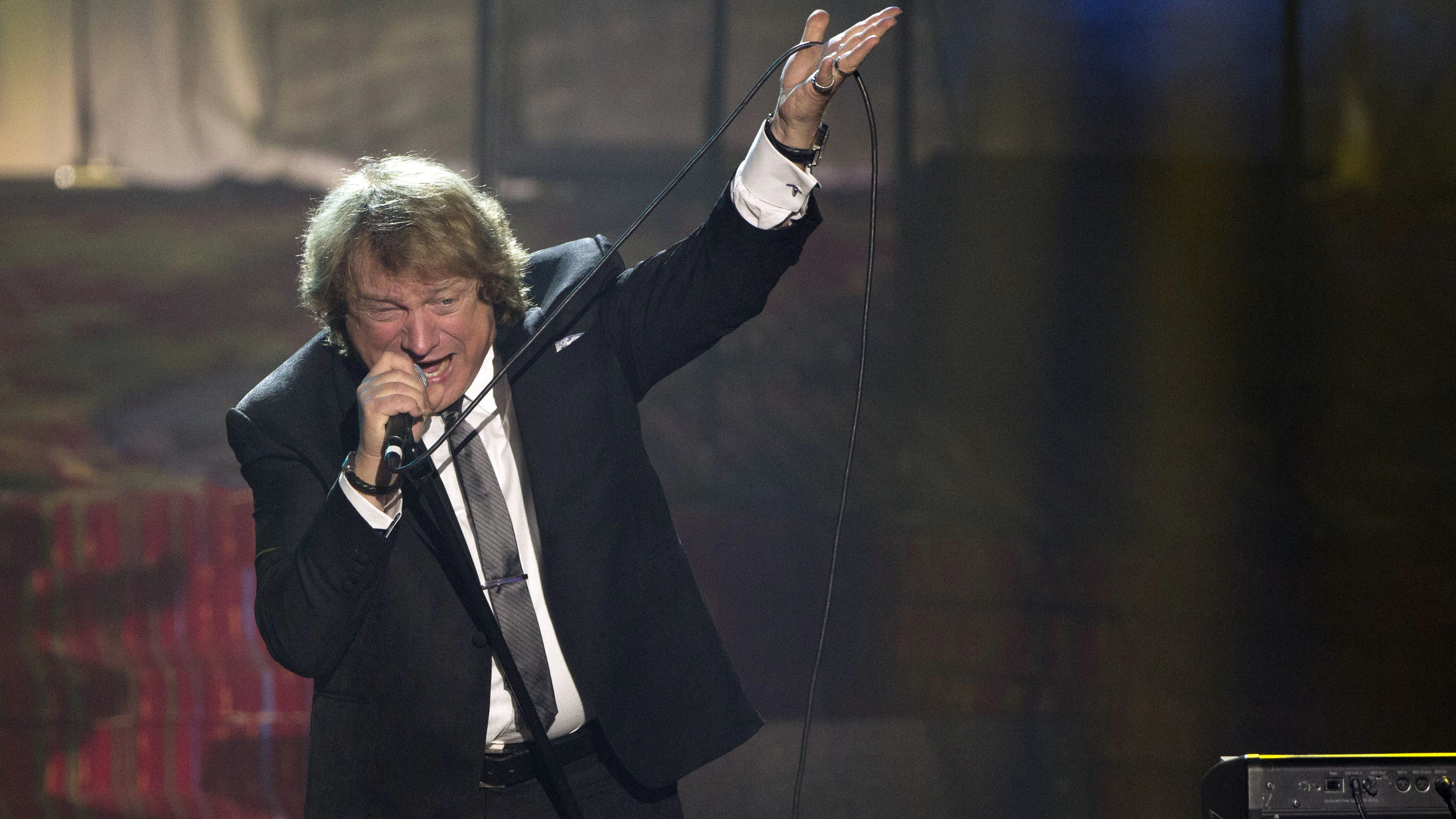 Lou Gramm, lead vocalist of the rock band Foreigner, performs during the 44th Annual Songwriters Hall of Fame ceremony in New York June 13, 2013.    REUTERS/Carlo Allegri  (UNITED STATES - Tags: ENTERTAINMENT)