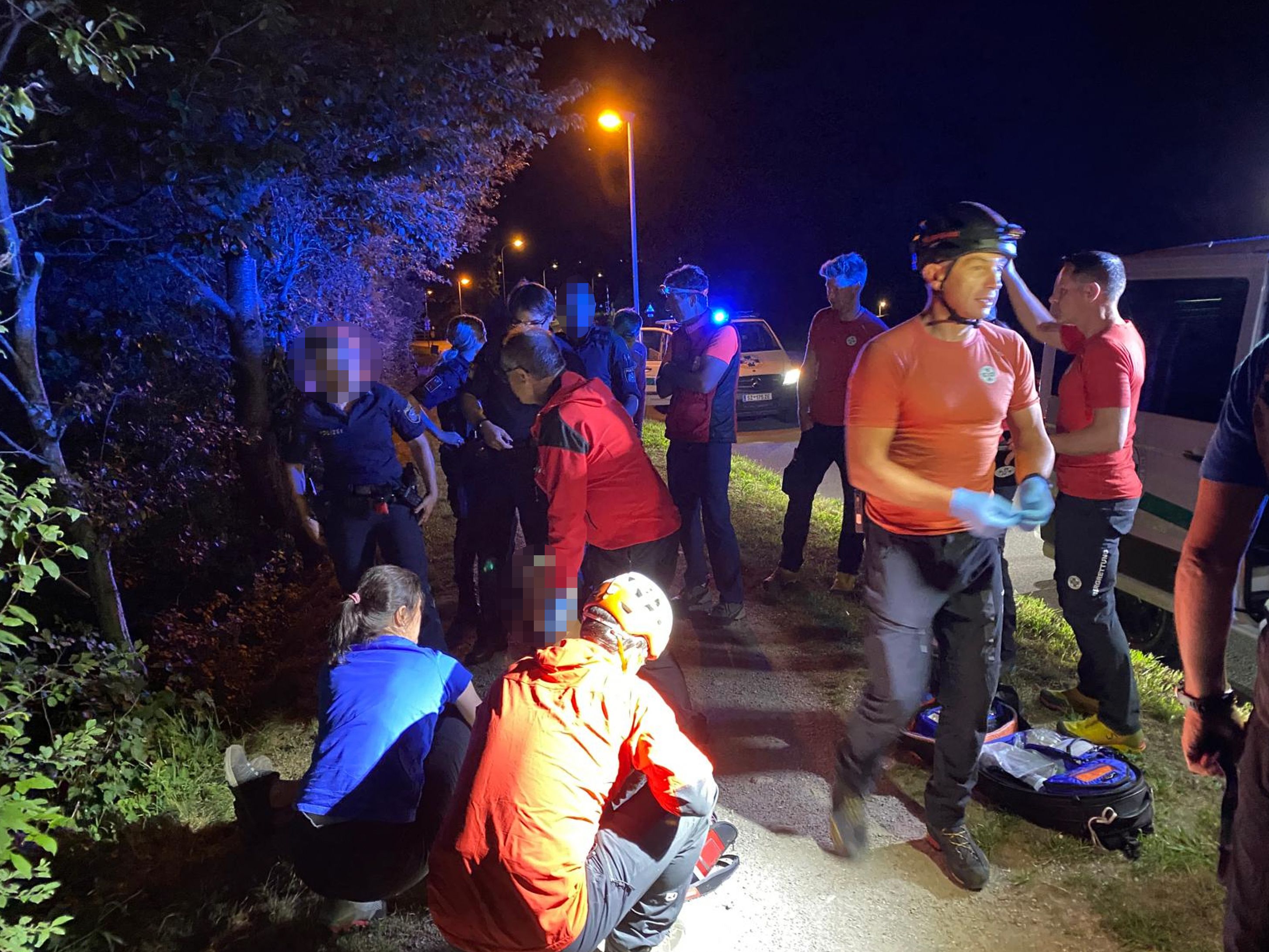 Die Rettungskräfte kümmerten sich um den verletzten Mann.
