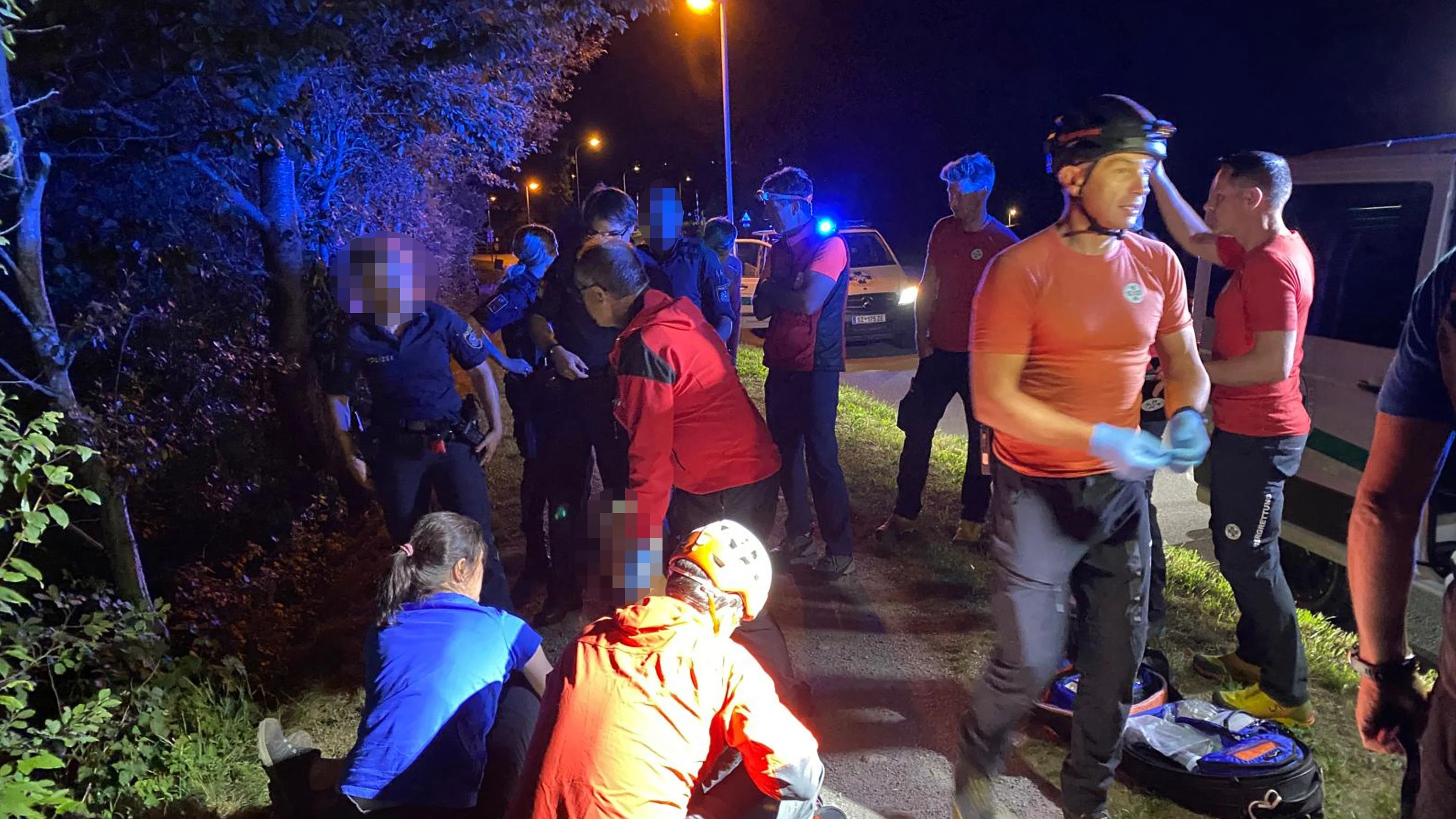 Die Rettungskräfte kümmerten sich um den verletzten Mann.
