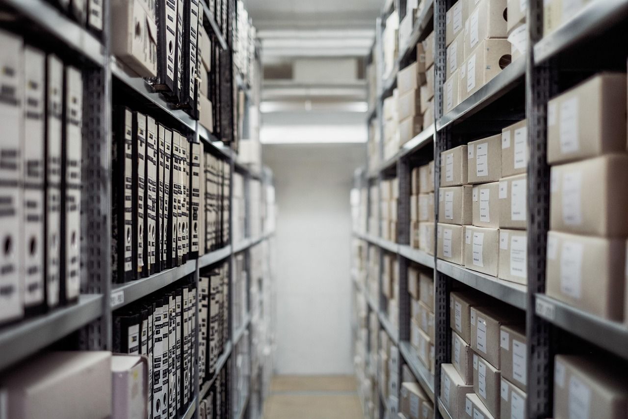 Archivboxen im Lager