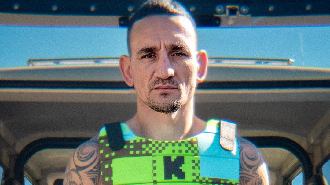 Holloway trug bei der Pressekonferenz zu UFC 329 eine "PUBG"-Weste der Stufe 2.
