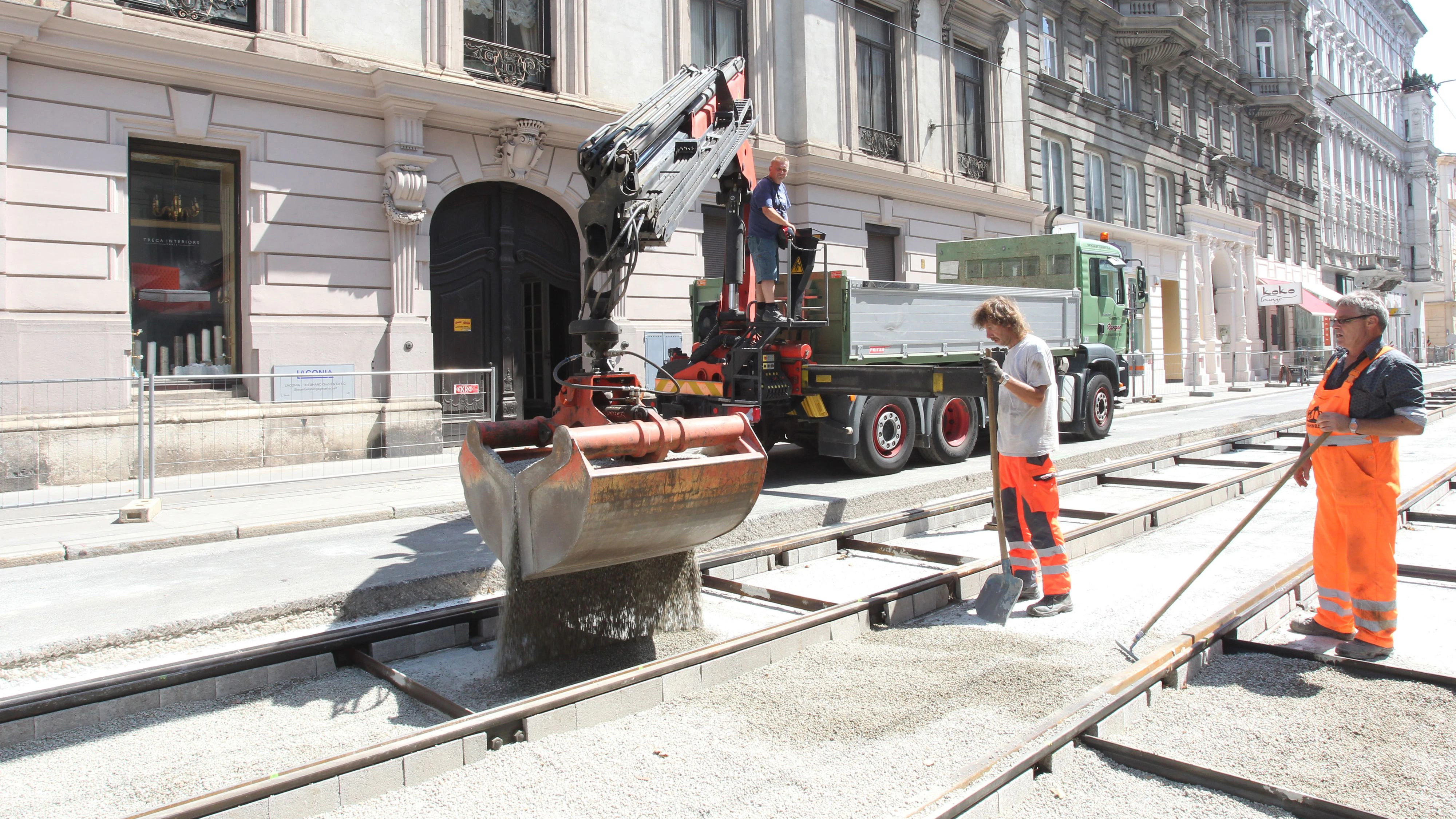 20130807 / letze arbeiten auf der währingerstraße gleisarbeiten gleisbau straßenbahn bim / foto: denise auer / tageszeitung heute