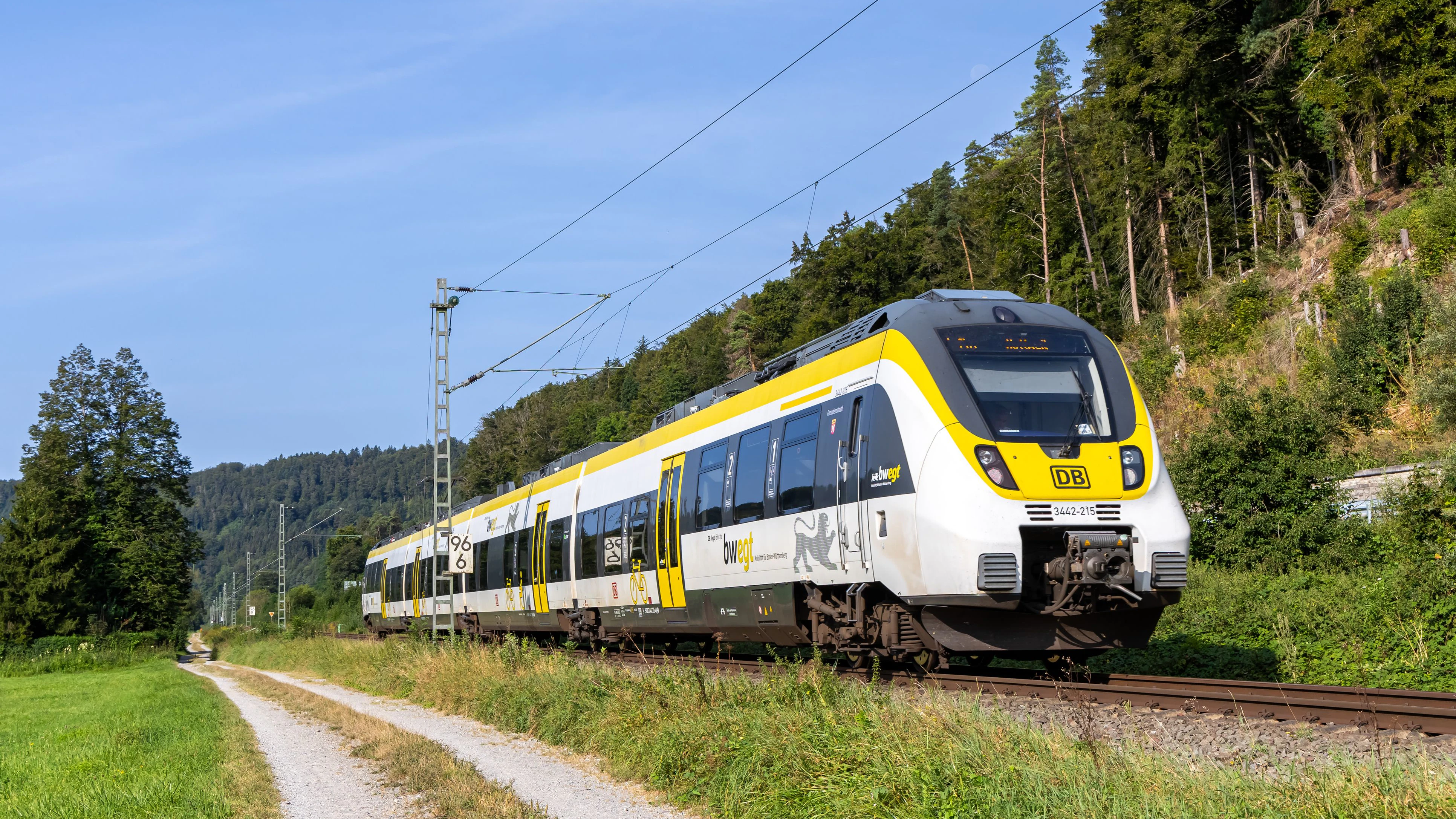 Ein Regionalexpress der Deutschen Bahn erfasste die Frau, sie konnte ihrem Kind noch das Leben retten.