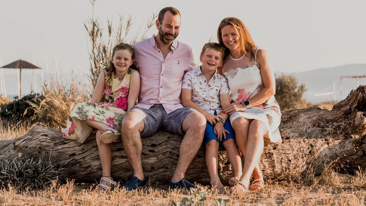 Glückliche Familie in gemeinsamer Zeit
